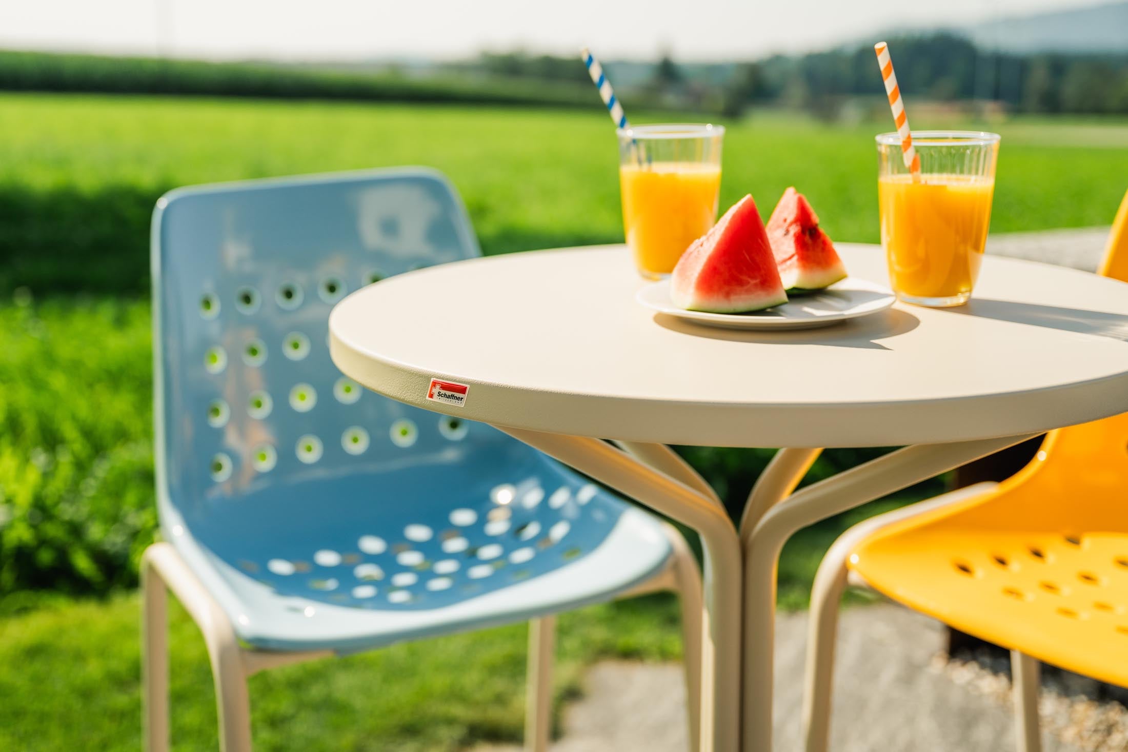 PIX Metall-Stehtisch Outdoor ø80 / 110 in Alusilber präsentiert im Onlineshop von KAQTU Design AG. Hochtisch Outdoor ist von Schaffner