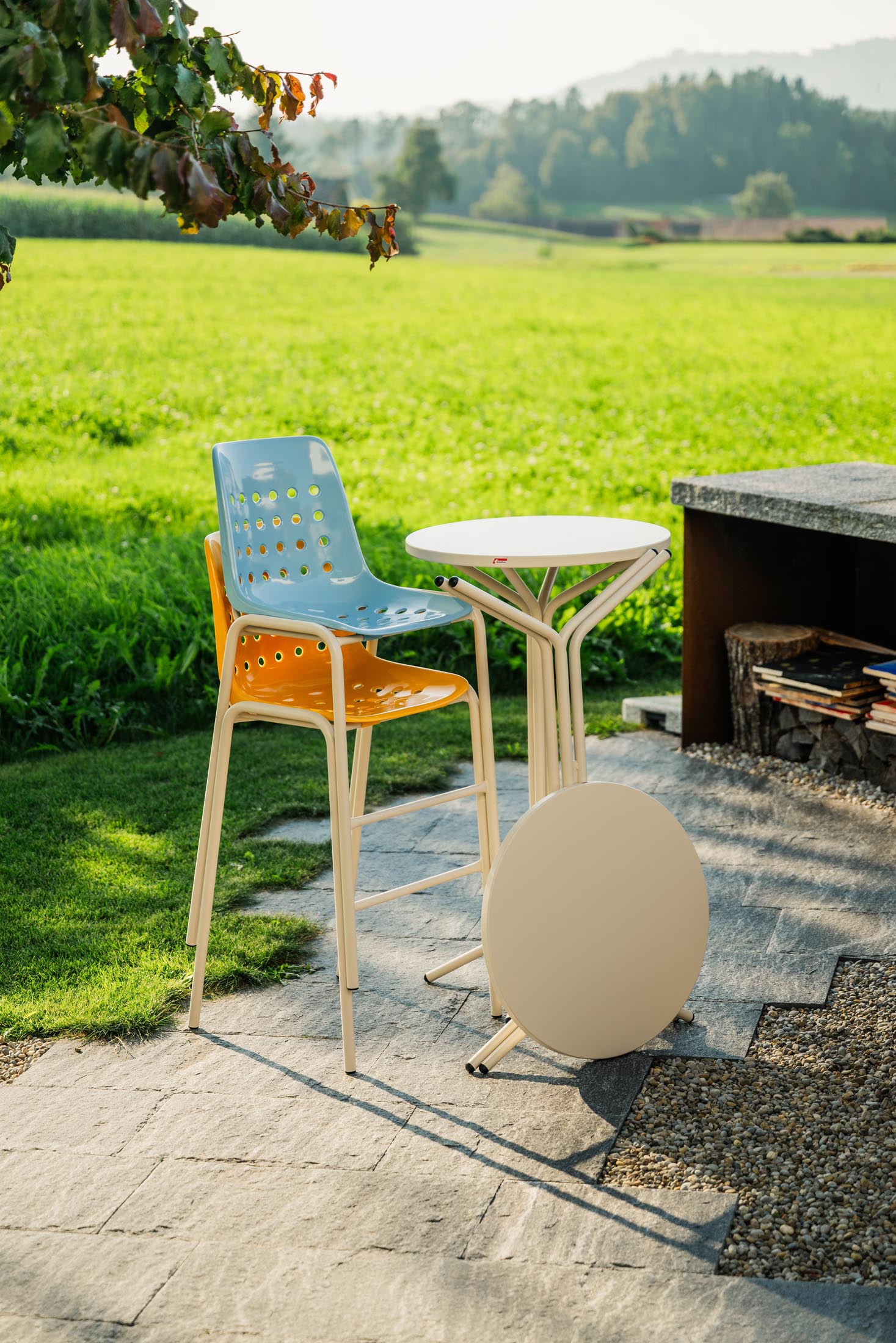PIX Metall-Stehtisch Outdoor ø80 / 110 in Alusilber präsentiert im Onlineshop von KAQTU Design AG. Hochtisch Outdoor ist von Schaffner