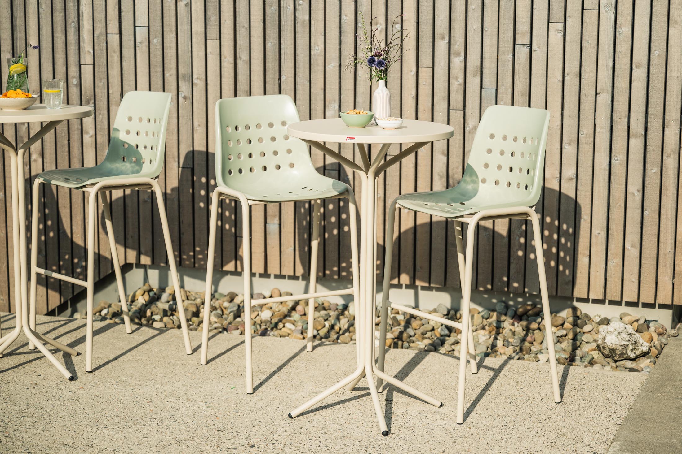 PIX Metall-Stehtisch Outdoor ø80 / 110 in Alusilber präsentiert im Onlineshop von KAQTU Design AG. Hochtisch Outdoor ist von Schaffner