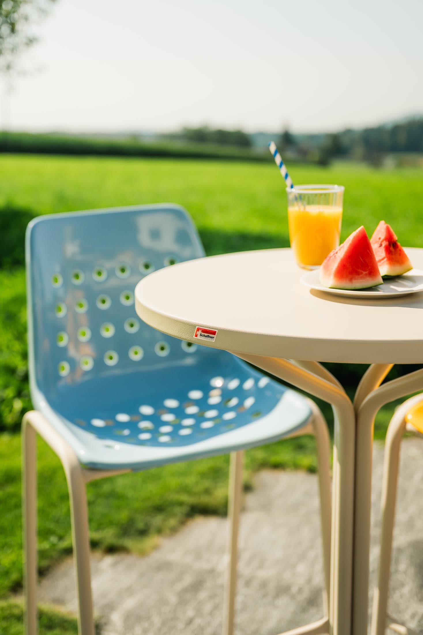 PIX Metall-Stehtisch Outdoor ø80 / 110 in Alusilber präsentiert im Onlineshop von KAQTU Design AG. Hochtisch Outdoor ist von Schaffner