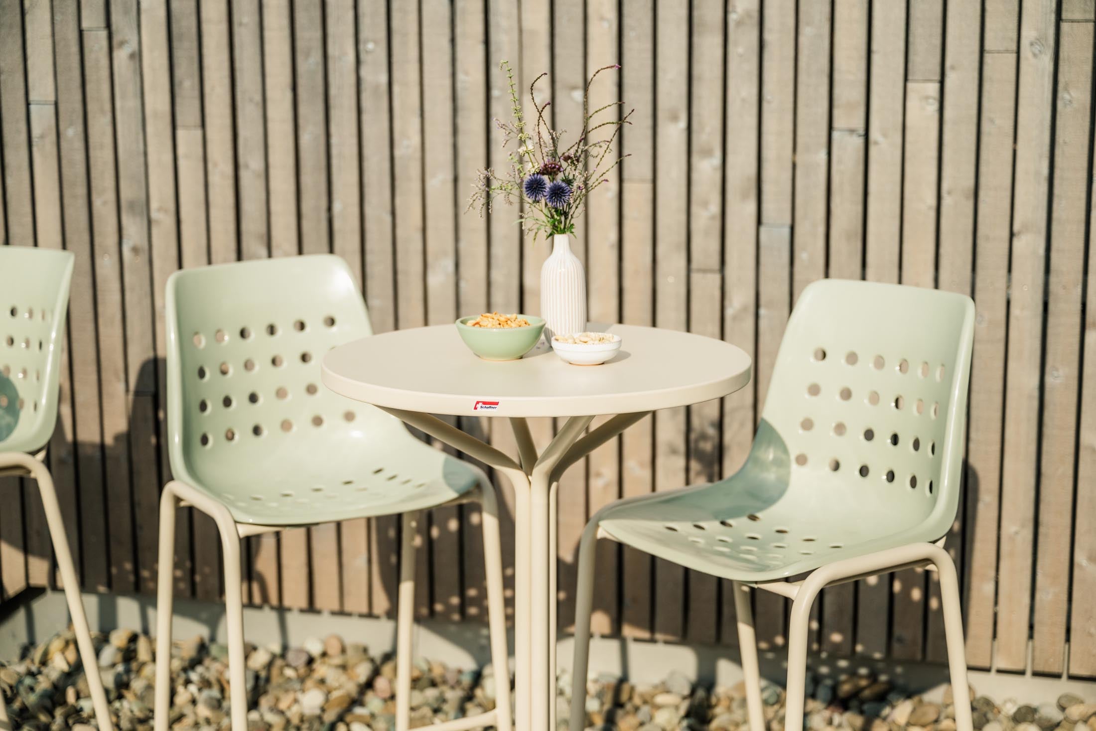 PIX Metall-Stehtisch Outdoor ø80 / 110 in Alusilber präsentiert im Onlineshop von KAQTU Design AG. Hochtisch Outdoor ist von Schaffner
