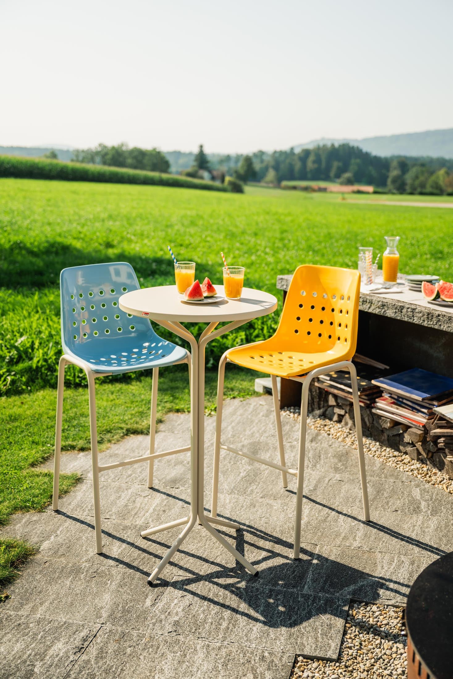 PIX Metall-Stehtisch Outdoor ø80 / 110 in Alusilber präsentiert im Onlineshop von KAQTU Design AG. Hochtisch Outdoor ist von Schaffner