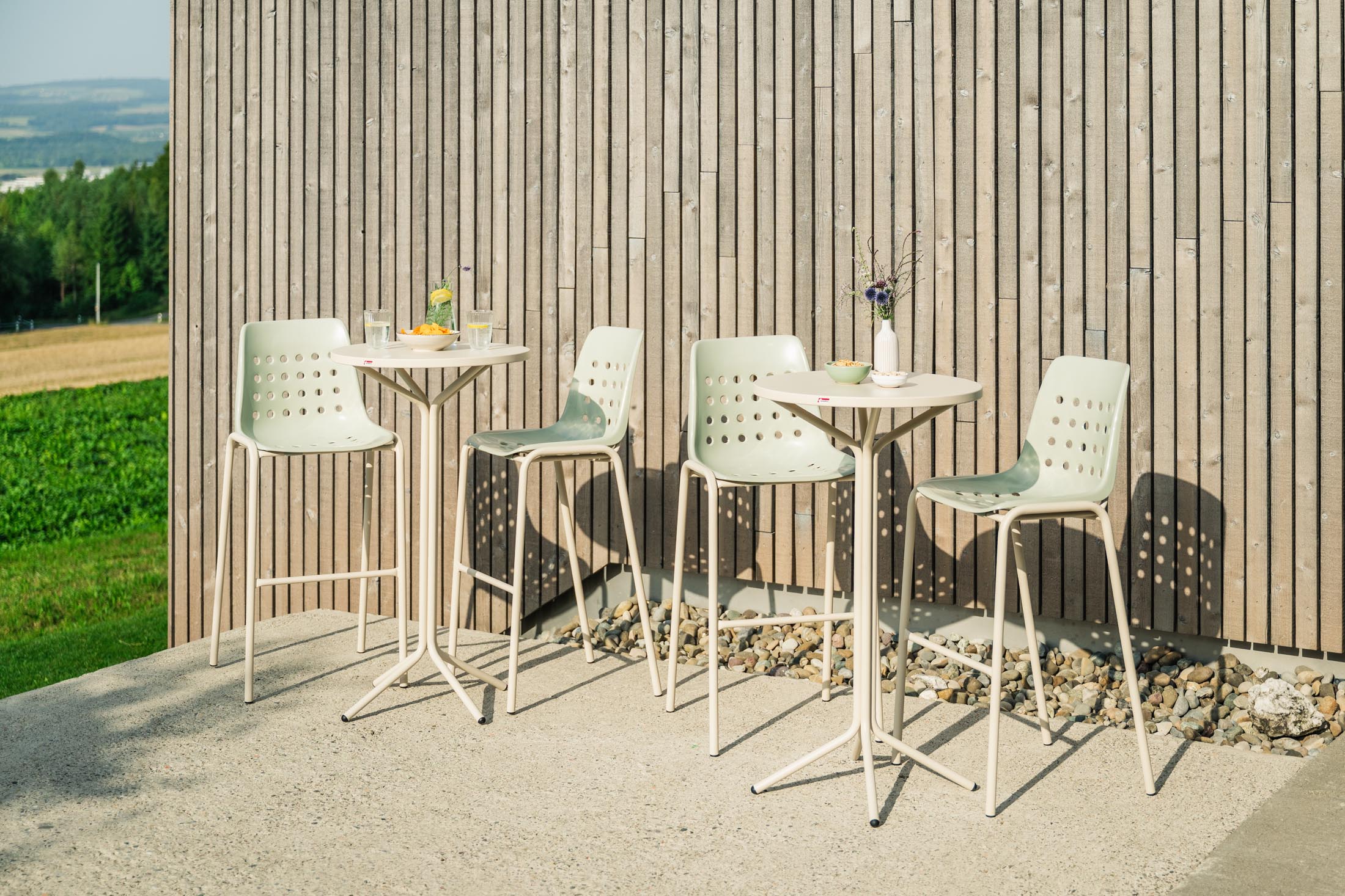 PIX Metall-Stehtisch Outdoor ø80 / 110 in Alusilber präsentiert im Onlineshop von KAQTU Design AG. Hochtisch Outdoor ist von Schaffner