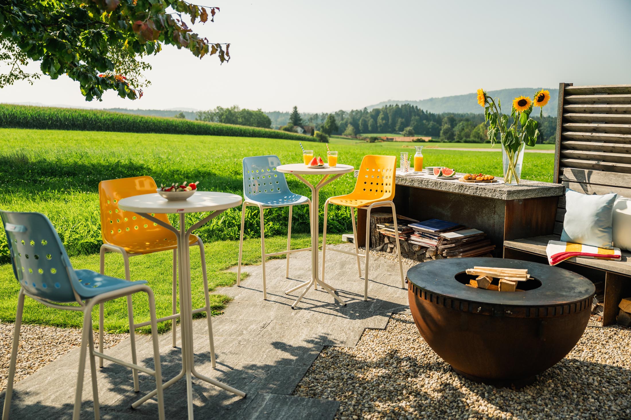 PIX Metall-Stehtisch Outdoor ø80 / 110 in Alusilber präsentiert im Onlineshop von KAQTU Design AG. Hochtisch Outdoor ist von Schaffner