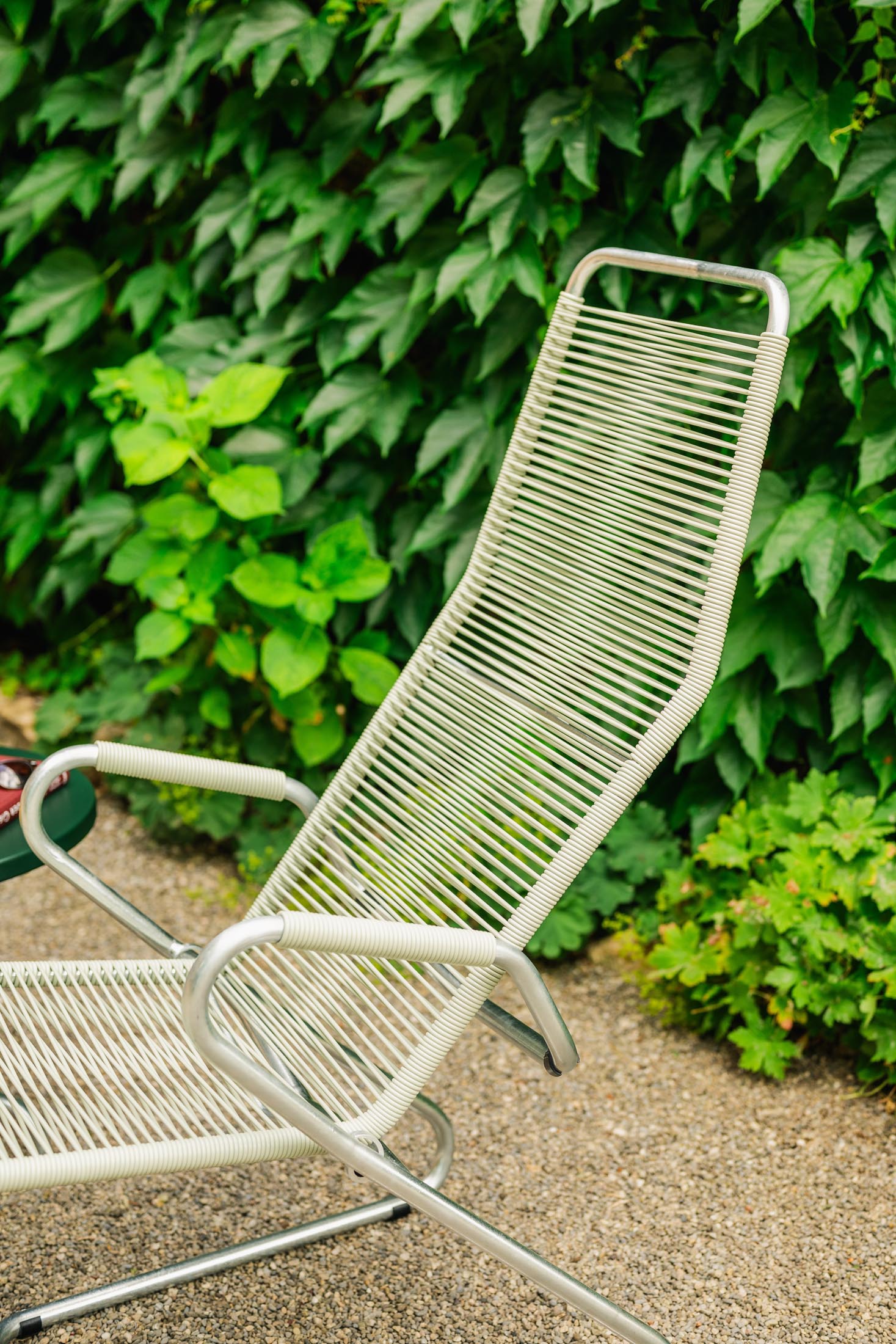Hochwertiger Locarno Spaghetti Liegestuhl von Schaffner: ergonomisch, wetterfest, platzsparend stapelbar, langlebig und in vielfältigen Farben für Garten und Balkon.