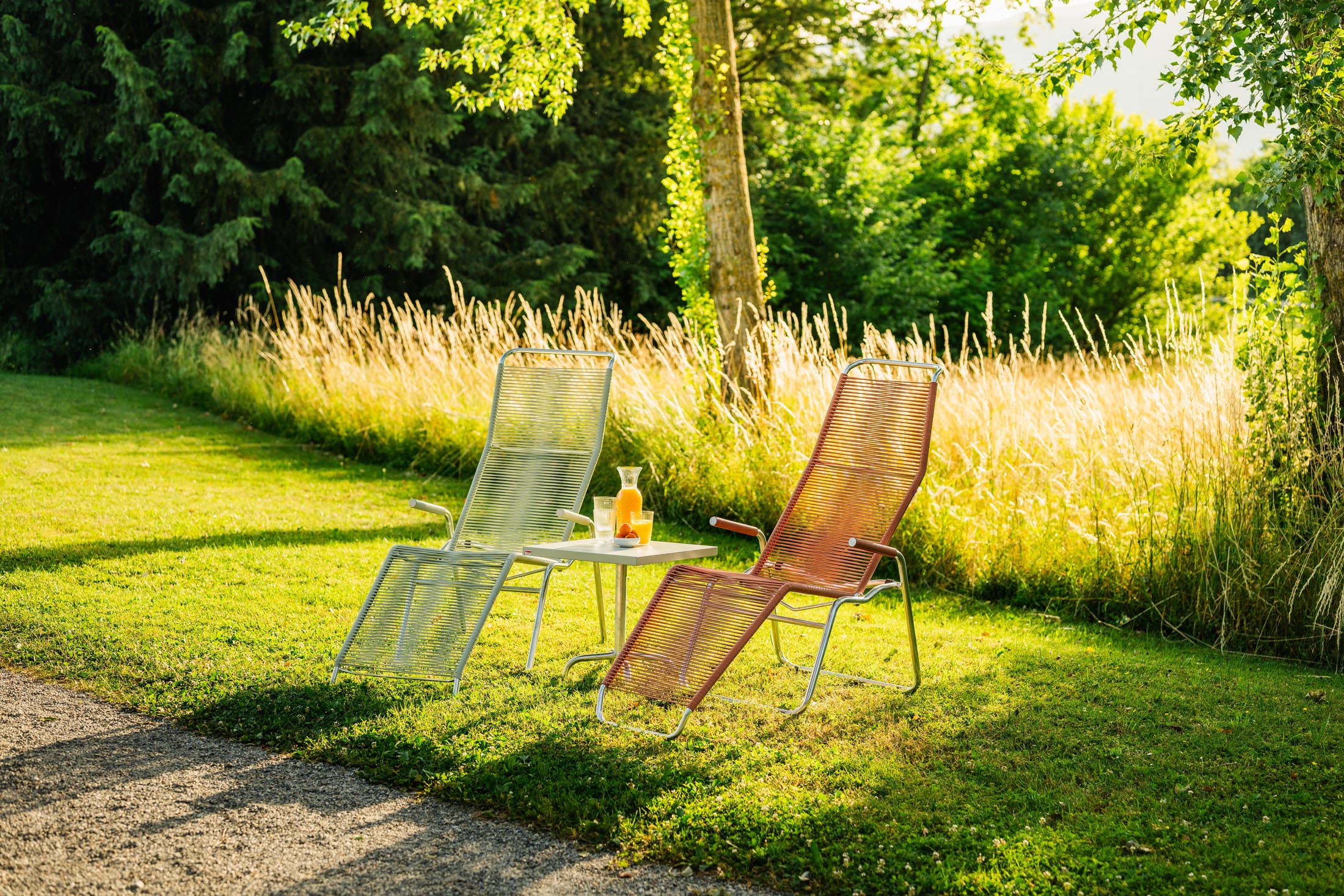 Liege Brissago Spaghetti in Pastellterracotta präsentiert im Onlineshop von KAQTU Design AG. Liegestuhl ist von Schaffner
