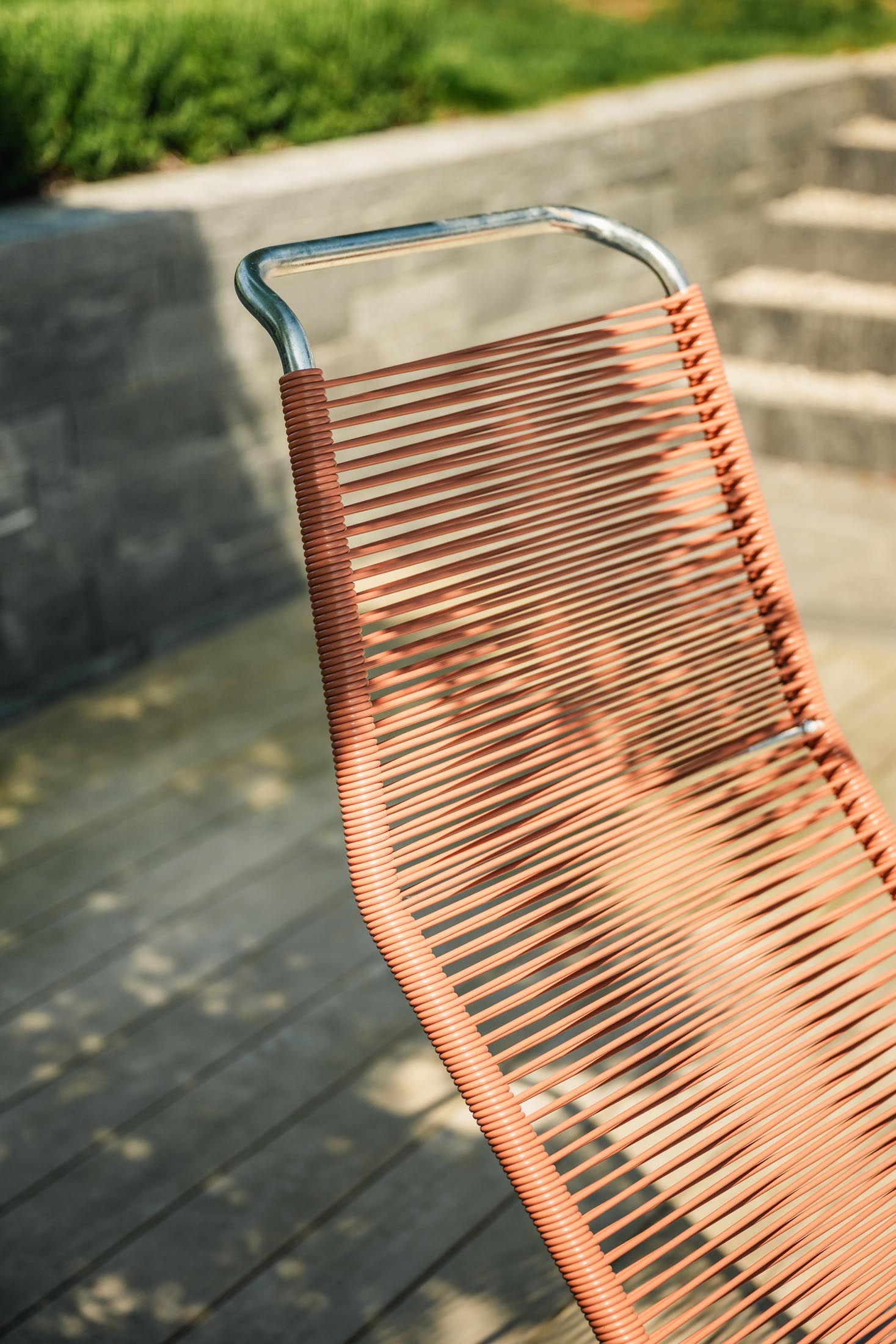 Liege Brissago Spaghetti in Pastellterracotta präsentiert im Onlineshop von KAQTU Design AG. Liegestuhl ist von Schaffner