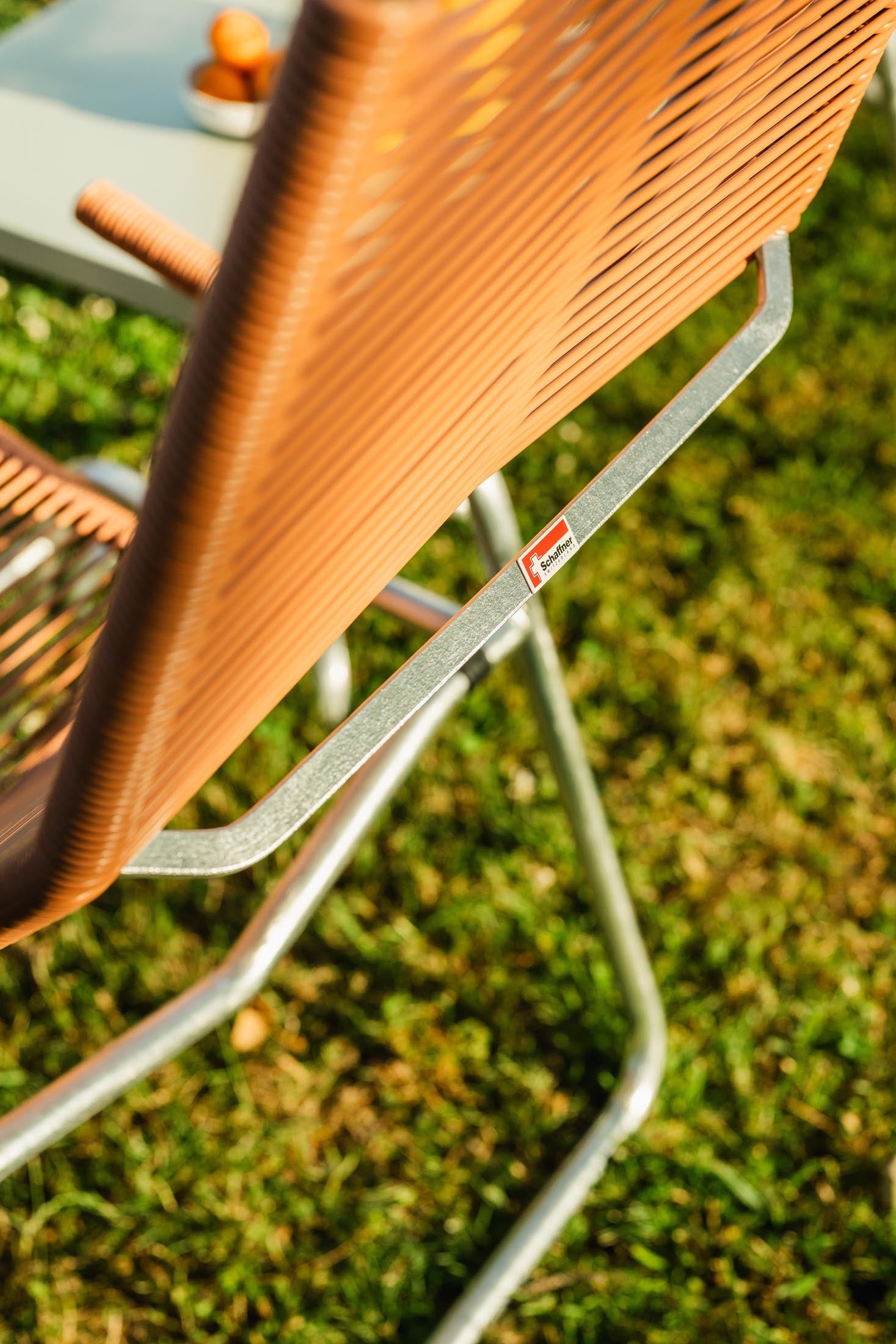 Elegante Liege Brissago Spaghetti in warmen Terracotta-Tönen, ideal für entspannte Stunden im Freien und stilvolle Akzente im Außenbereich.