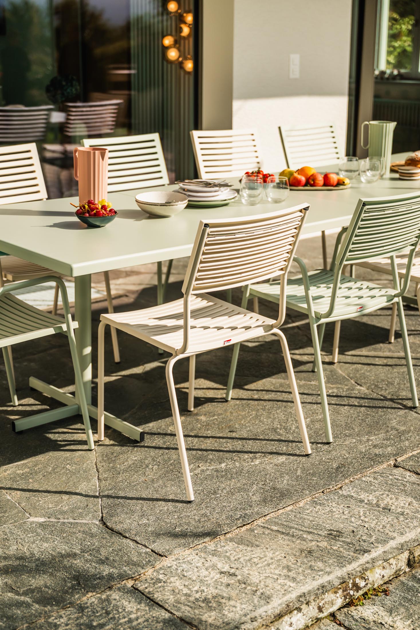 Moderner Gartenstuhl ohne Armlehne aus wetterfestem, langlebigem Material. Schweizer Qualität, pflegeleicht, UV-beständig – ideal für Terrasse und Garten.