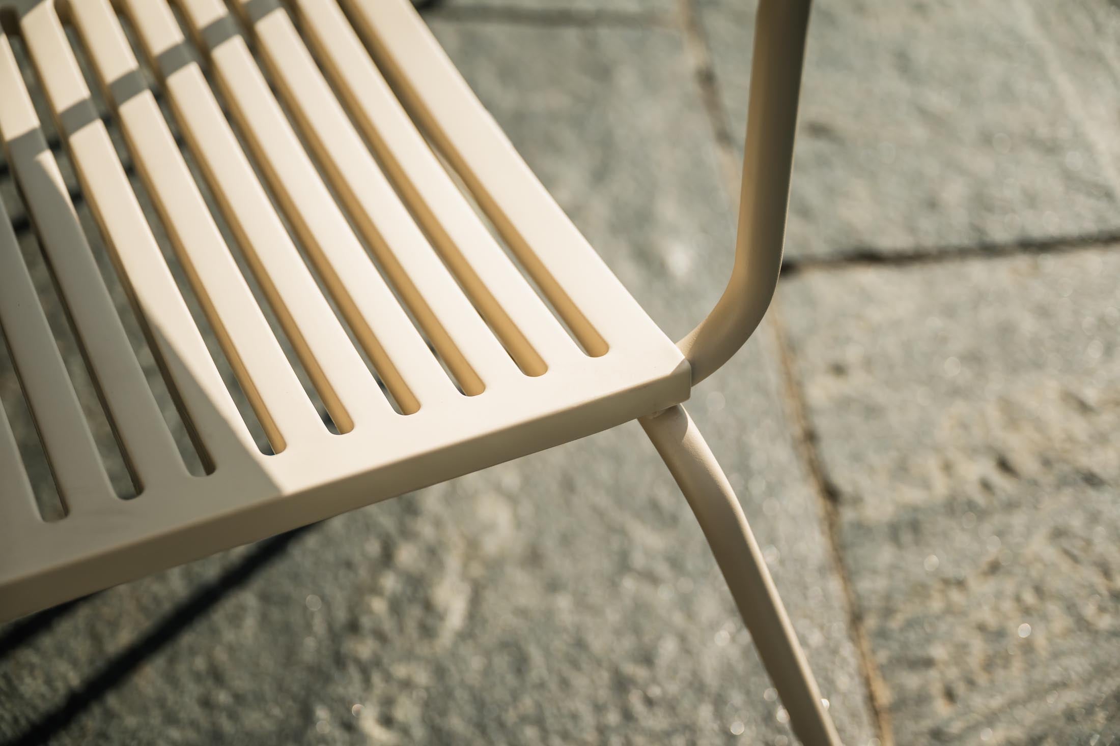 Bodensee Lamello-Gartenstuhl ohne Armlehne in Pastellsand präsentiert im Onlineshop von KAQTU Design AG. Gartenstuhl ist von Schaffner