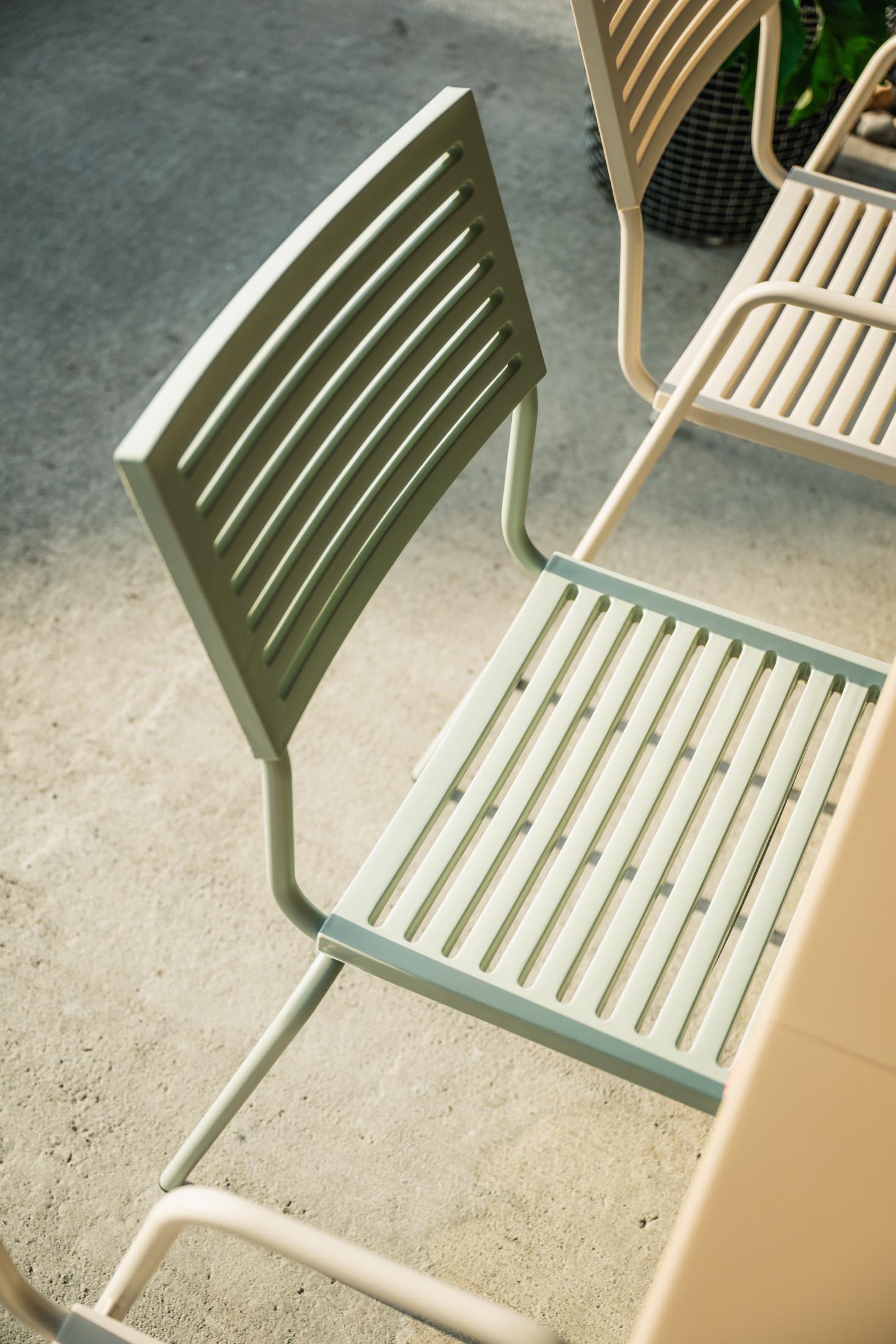 Moderner Bodensee Lamello-Gartenstuhl ohne Armlehne aus Schweizer Handwerkskunst, wetterfest, langlebig, pflegeleicht und in vielfältigen Farben für Ihren Garten.