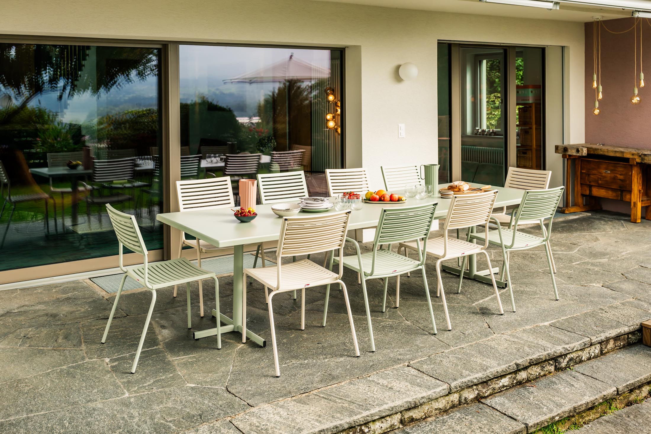 Hochwertiger Bodensee Lamello-Gartenstuhl mit Armlehne, wetterfest, UV-beständig, langlebig und pflegeleicht – ideal für Garten, Balkon oder Terrasse.