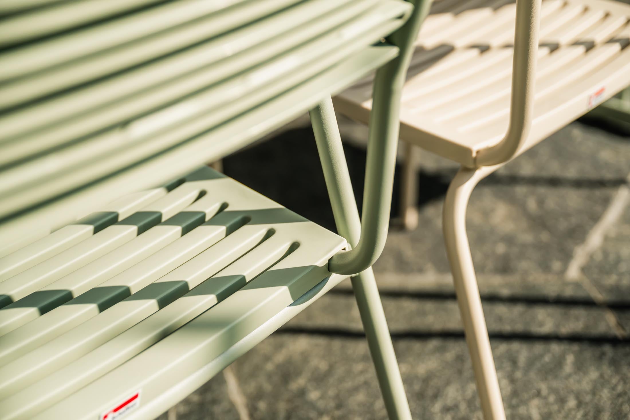 Stilvoller Bodensee Lamello-Gartenstuhl mit Armlehne, wetterfest, UV-beständig, langlebig, pflegeleicht und nachhaltig – Schweizer Qualität für Terrasse und Garten.