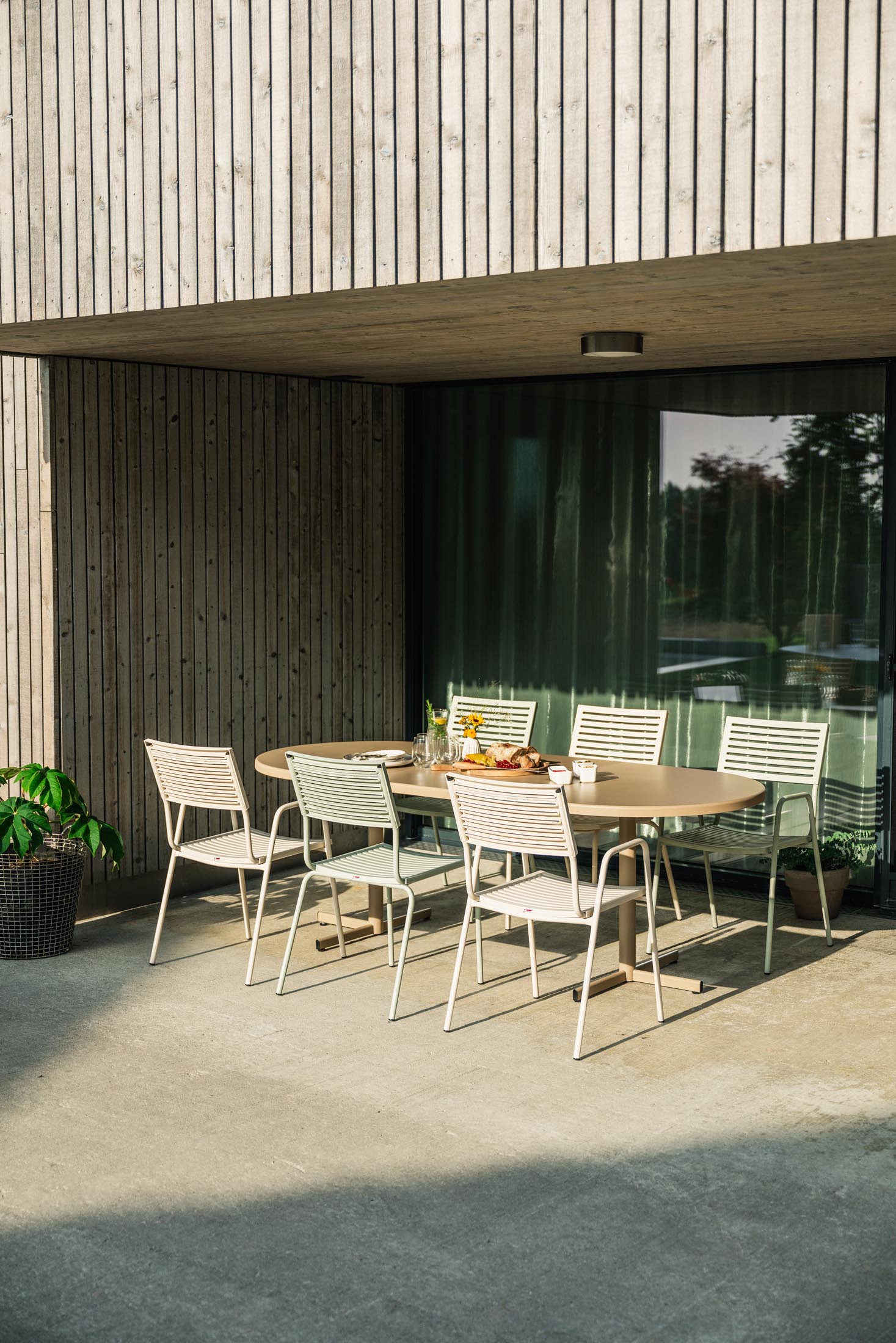 Stilvoller Bodensee Lamello-Gartenstuhl mit Armlehne, wetterfest, UV-beständig, langlebig, pflegeleicht und nachhaltig – Schweizer Handwerkskunst für Terrasse und Garten.