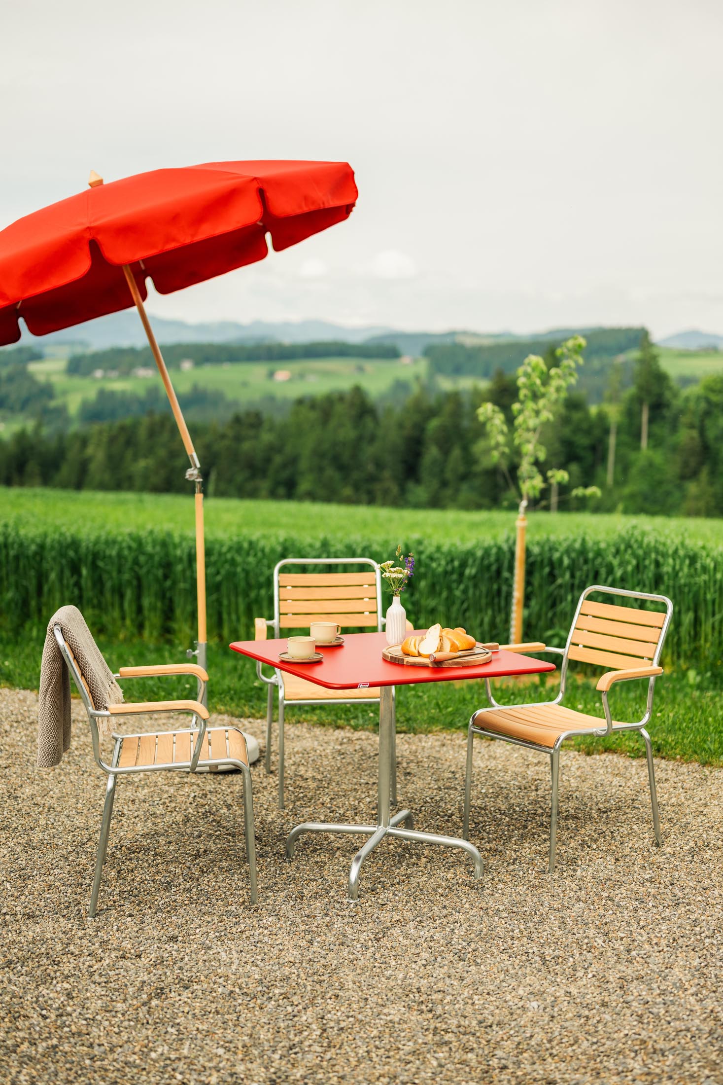 Rigi Holzlatten-Gartenstuhl ohne Armlehne in Natur geölt präsentiert im Onlineshop von KAQTU Design AG. Gartenstuhl ist von Schaffner