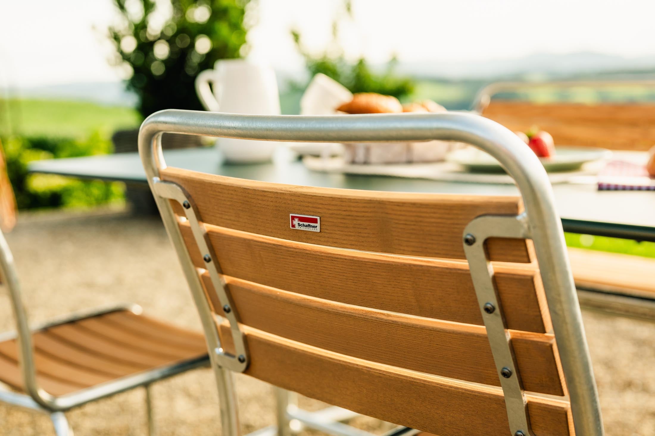 Hochwertiger Rigi Holzlatten-Gartenstuhl ohne Armlehne aus robustem Eschenholz, wetterfest, langlebig, stilvoll, Schweizer Handwerkskunst – ideal für Garten, Terrasse oder Gastronomie.