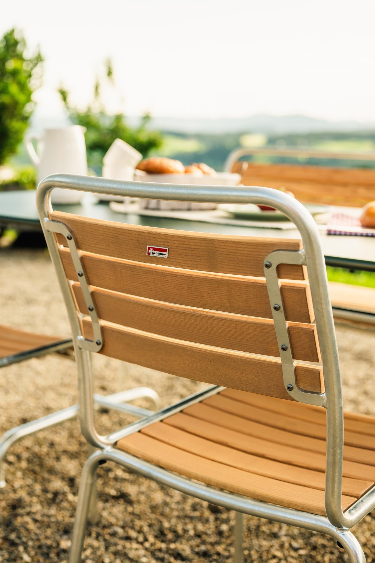 Eleganter Rigi Holzlatten-Gartenstuhl ohne Armlehne aus wetterfestem Eschenholz, langlebig, schweizerisch gefertigt, perfekt für Garten, Terrasse oder Gastronomie.