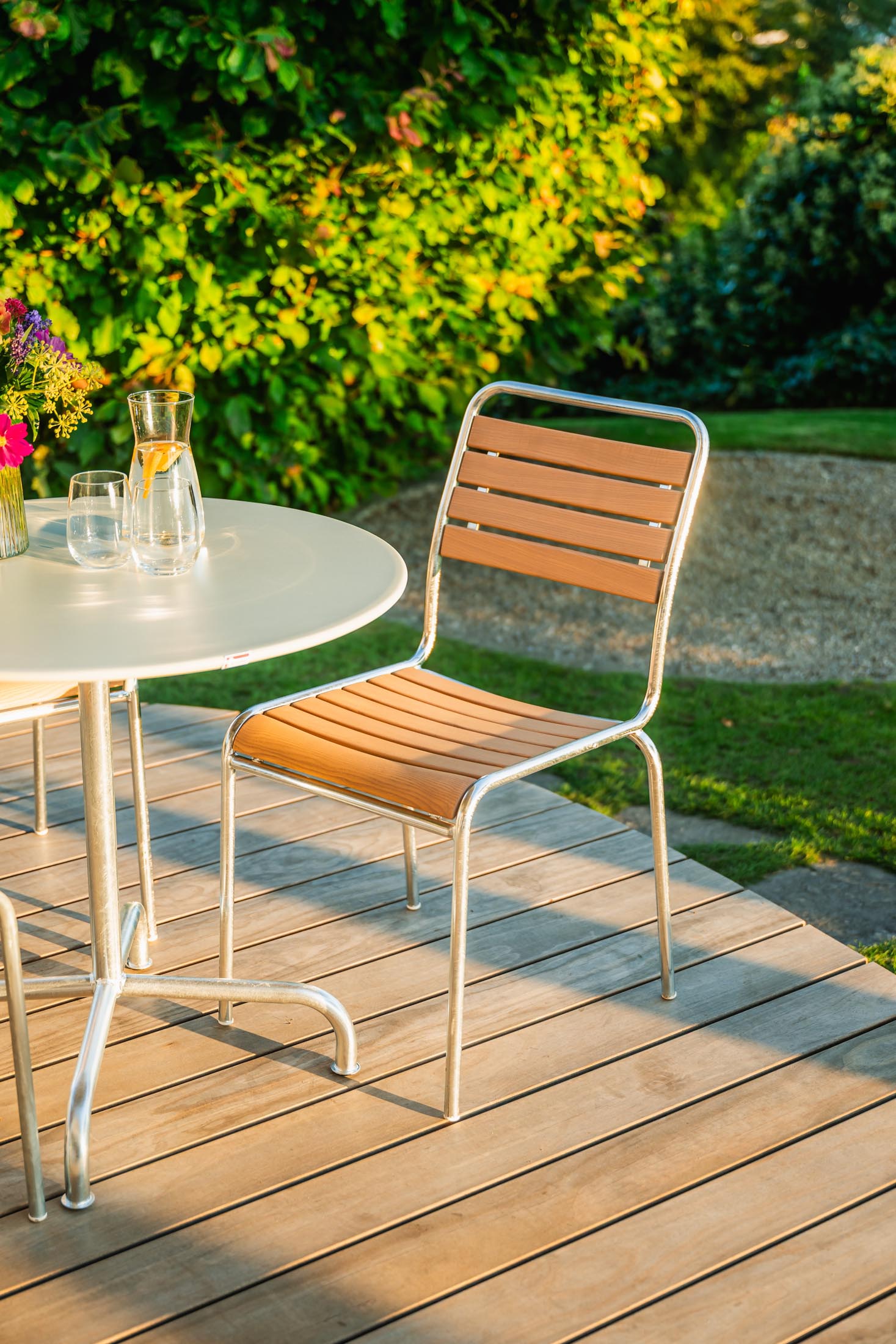 Stilvoller Rigi Gartenstuhl aus hochwertigem, geöltem Holz, ideal für den Garten, bietet Komfort und Flexibilität ohne Armlehnen.