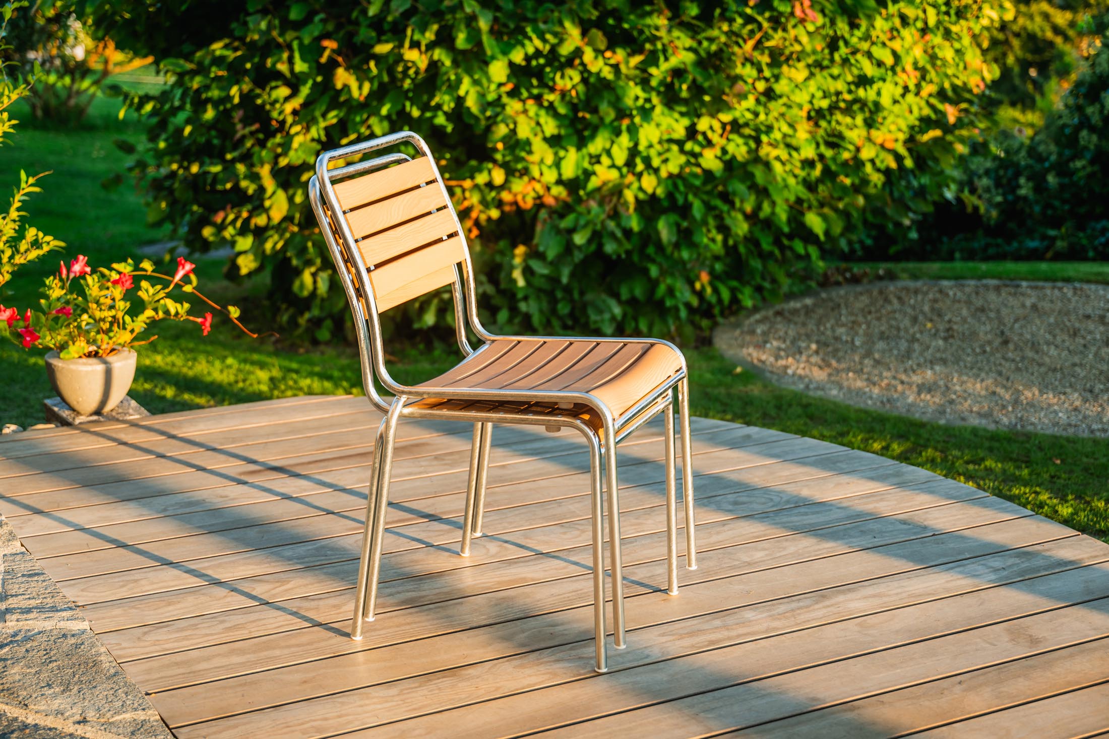 Entdecken Sie den langlebigen Rigi Holzlatten-Gartenstuhl ohne Armlehne aus wetterfestem Eschenholz, schweizerisch gefertigt, stilvoll & komfortabel für Garten & Terrasse.