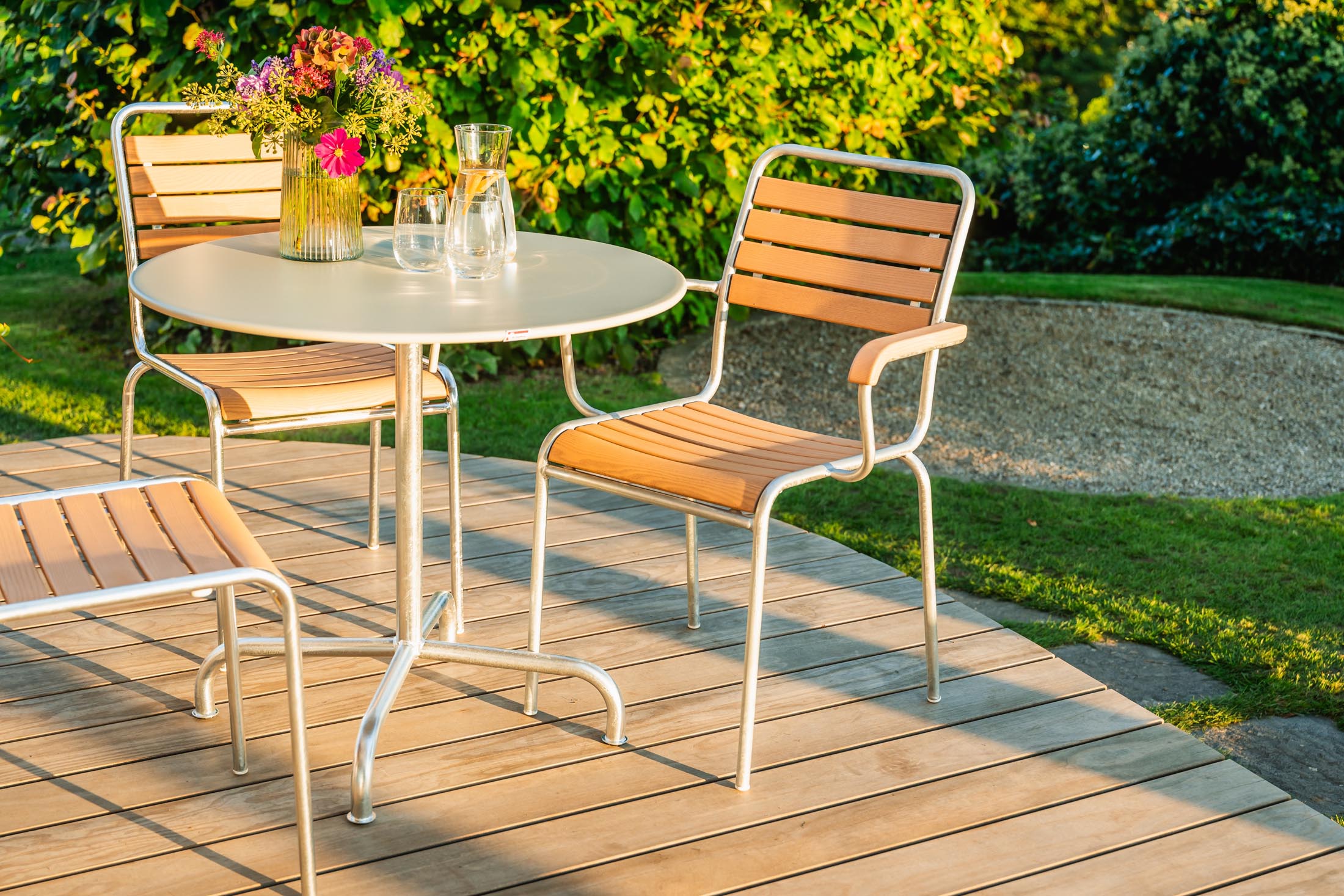 Rigi Holzlatten-Gartenstuhl mit Armlehne in Natur geölt präsentiert im Onlineshop von KAQTU Design AG. Gartenstuhl mit Armlehnen ist von Schaffner