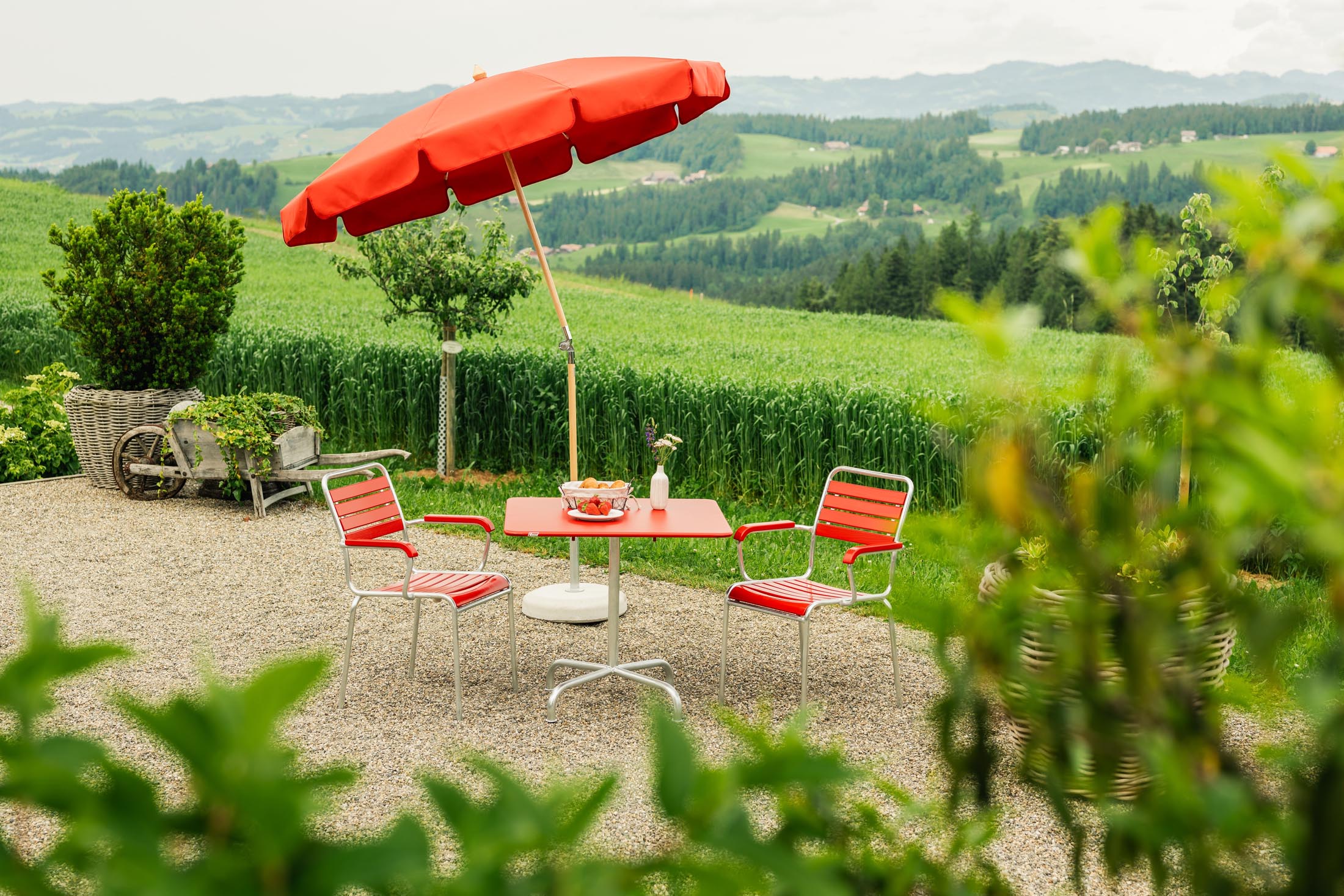Schaffner Rigi Holzlatten-Gartenstuhl mit Armlehne aus robustem Eschenholz, wetterfest, stilvoll, langlebig, Schweizer Handwerkskunst, perfekt für Terrasse & Garten.