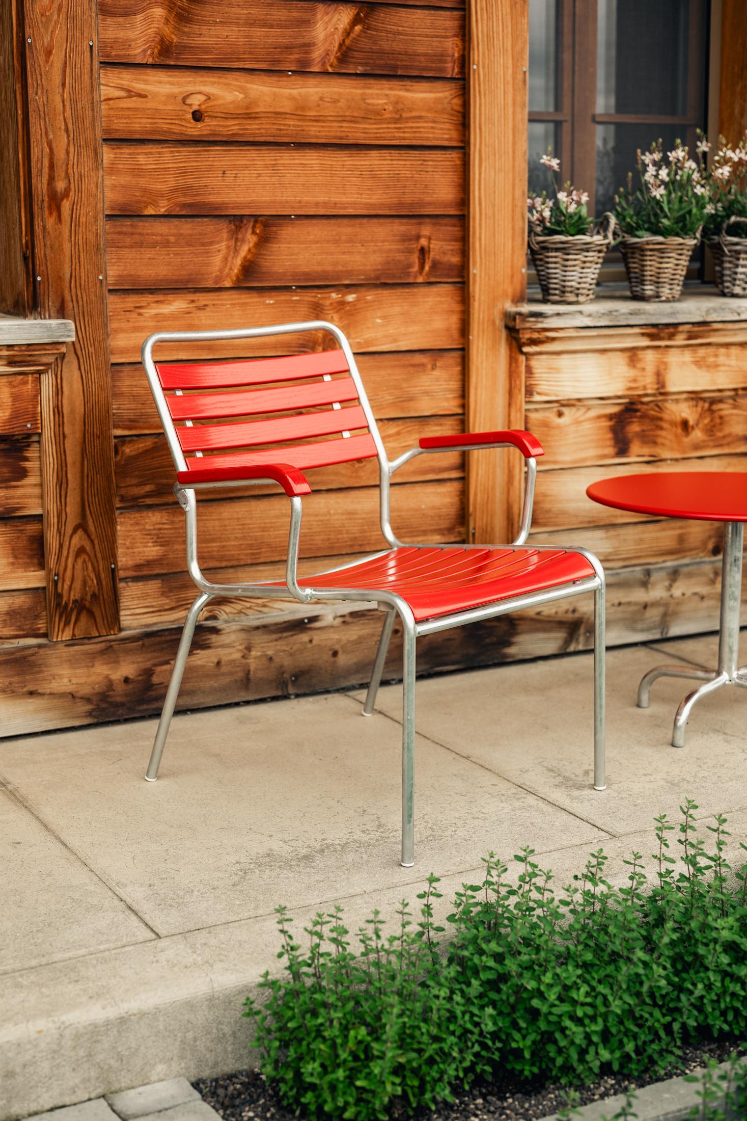 Hochwertiger Rigi Holzlatten-Salonsessel mit Armlehne aus Schweizer Eschenholz, wetterfest, stilvoll, langlebig und perfekt für Garten, Terrasse oder Balkon.