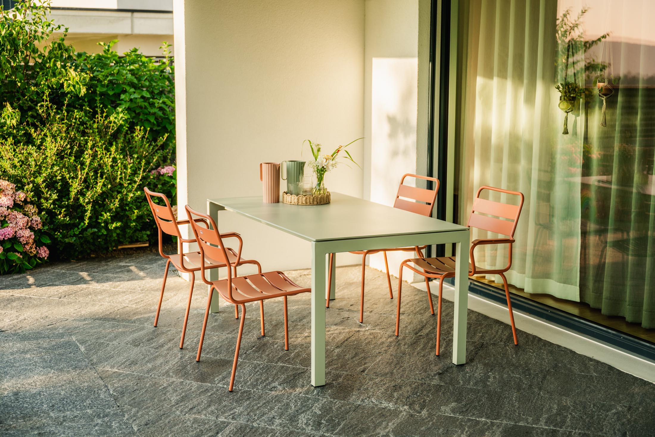 Robuster Glarus Metall-Gartenstuhl ohne Armlehne, wetterfest, UV-beständig, langlebig, Schweizer Qualität, pflegeleicht, perfekt für Garten, Terrasse & Gastronomie.