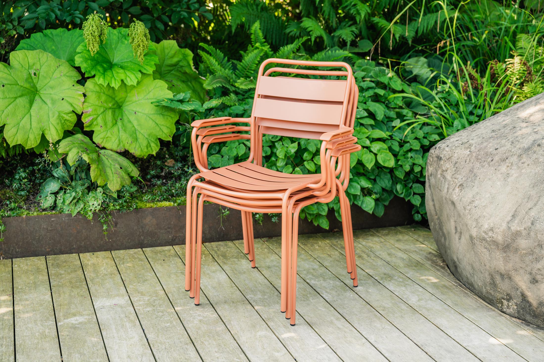 Glarus Ganzmetall-Gartenstuhl ohne Armlehne in Pastellterracotta präsentiert im Onlineshop von KAQTU Design AG. Gartenstuhl ist von Schaffner