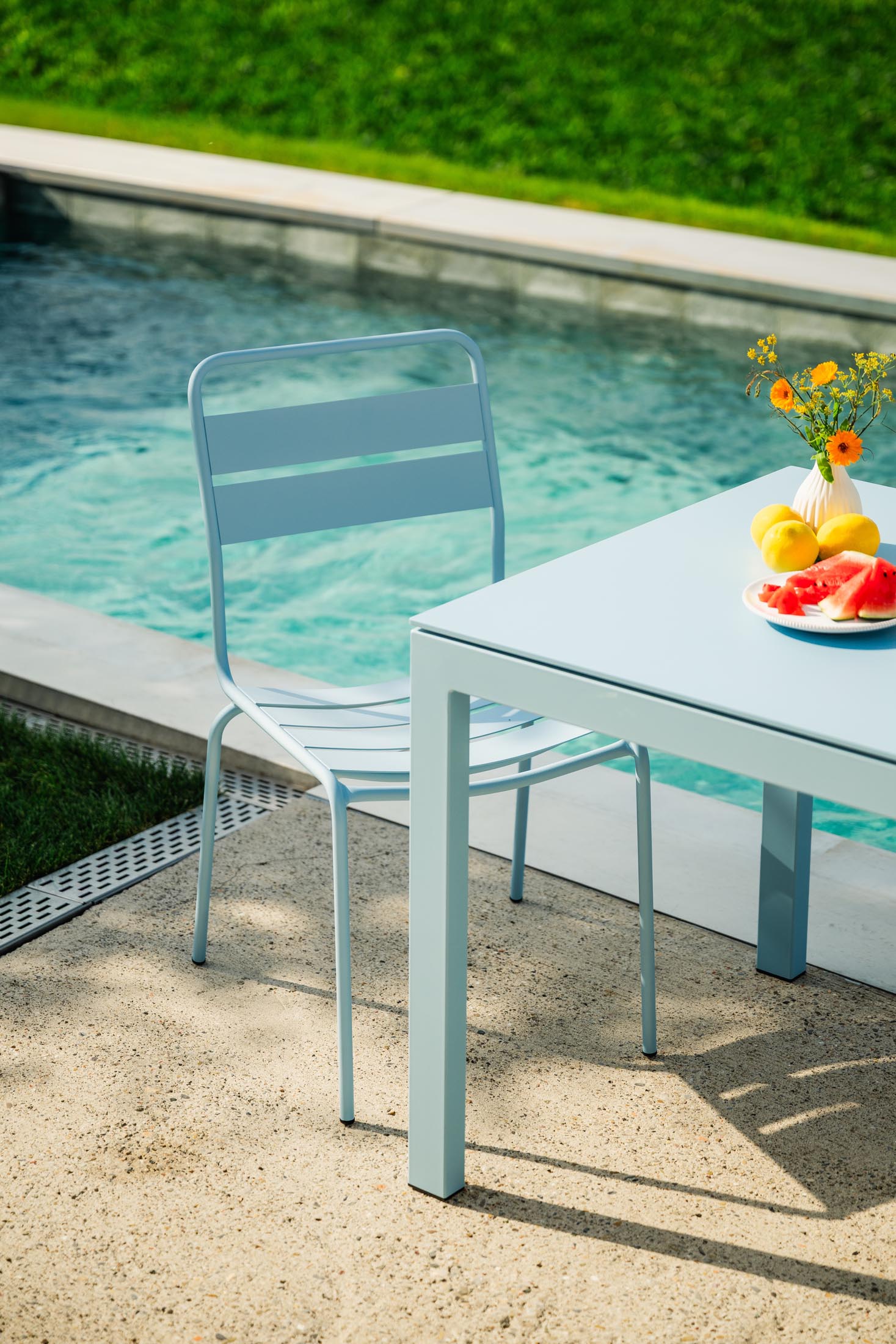 Robuster Glarus Metall-Gartenstuhl ohne Armlehne, wetterfest, UV-beständig, langlebig, Schweizer Qualität, pflegeleicht, ideal für Garten, Terrasse & Gastronomie.