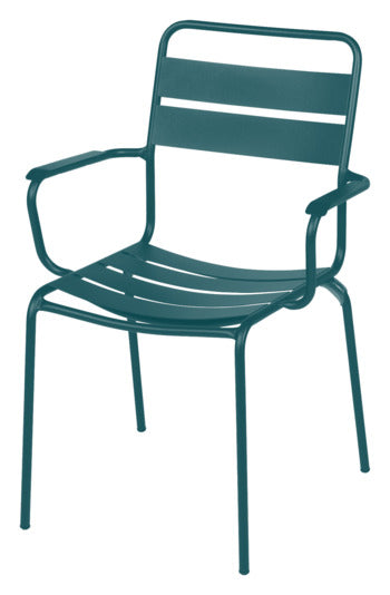 Erlebe den Stuhl Glarus mit Armlehne von Schaffner: robust aus Stahl, mit edler Pulverbeschichtung, perfekt für drinnen und draußen!