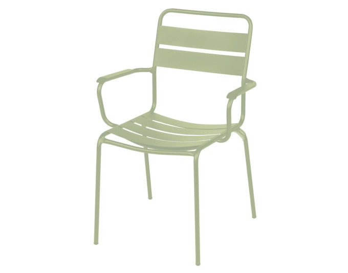 Glarus Ganzmetall-Gartenstuhl mit Armlehne in Pastellgrün präsentiert im Onlineshop von KAQTU Design AG. Gartenstuhl mit Armlehnen ist von Schaffner