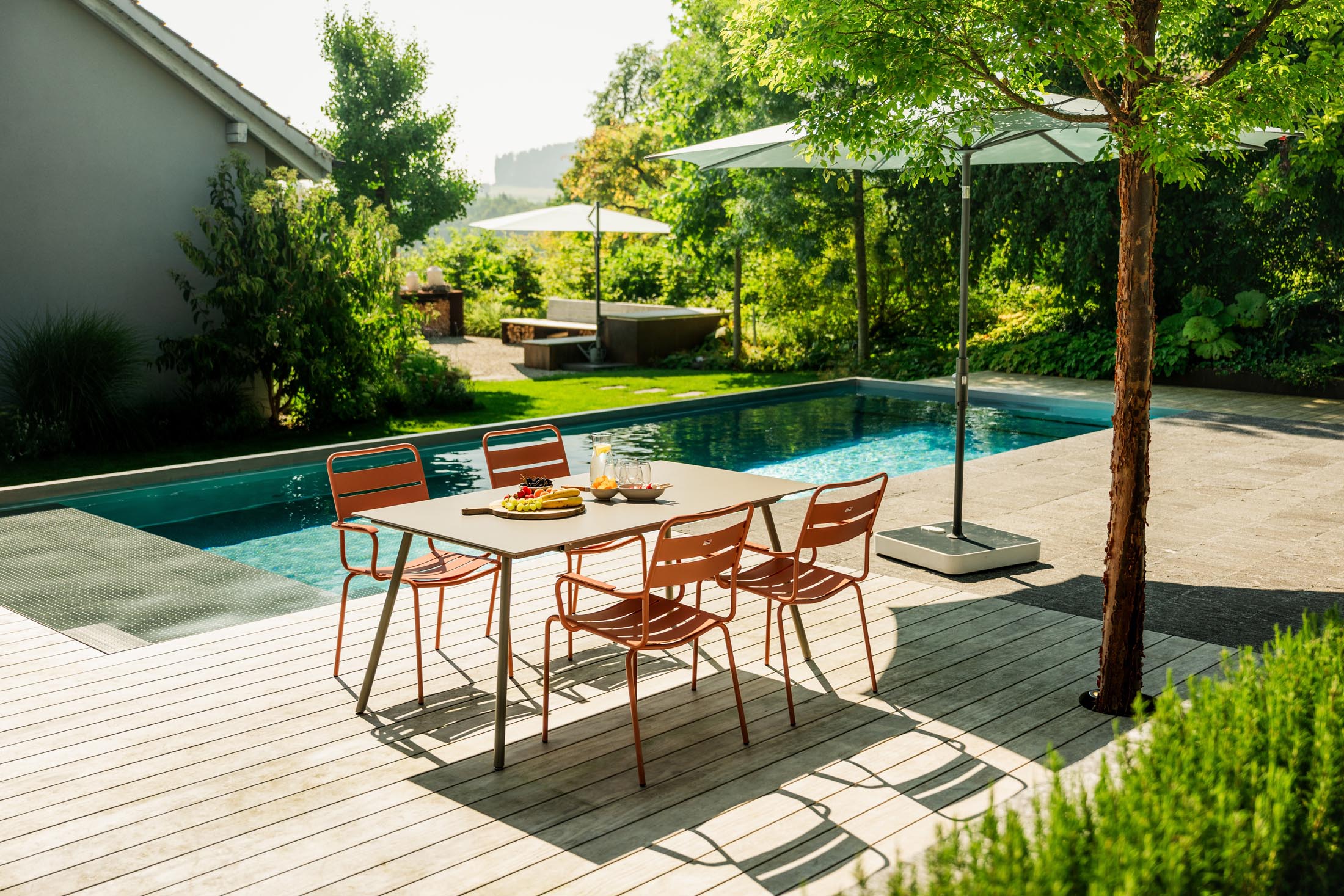 Glarus Ganzmetall-Gartenstuhl mit Armlehne aus verzinktem Stahl, wetterfest, UV-beständig, langlebig, Swiss Made, elegantes Design, pflegeleicht für Garten, Terrasse und Gastronomie.