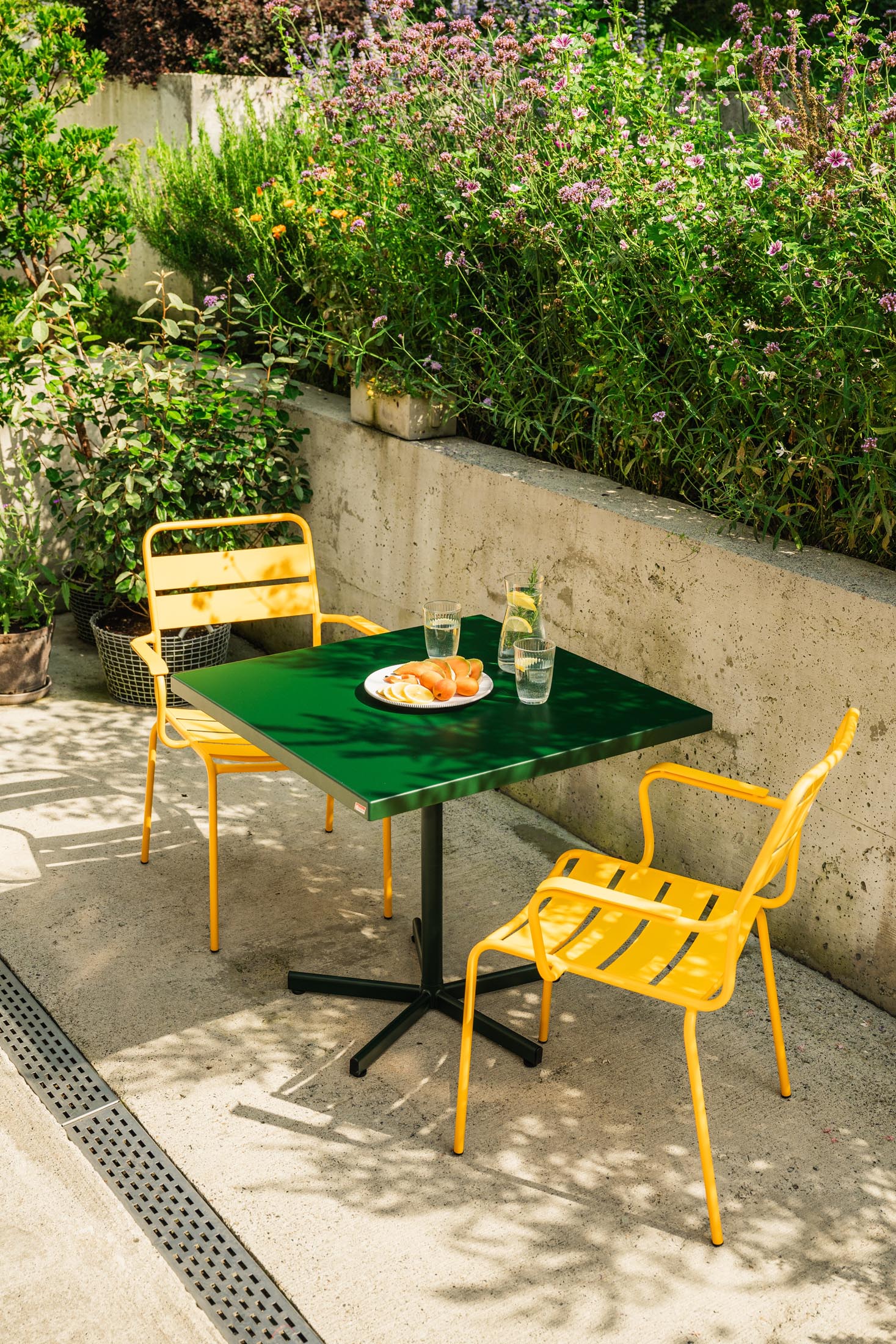 Robuster Glarus Ganzmetall-Gartenstuhl mit Armlehne aus verzinktem Stahl, wetterfest, UV-beständig, Swiss Made, stilvoll, langlebig und pflegeleicht für Garten, Terrasse und Gastronomie.