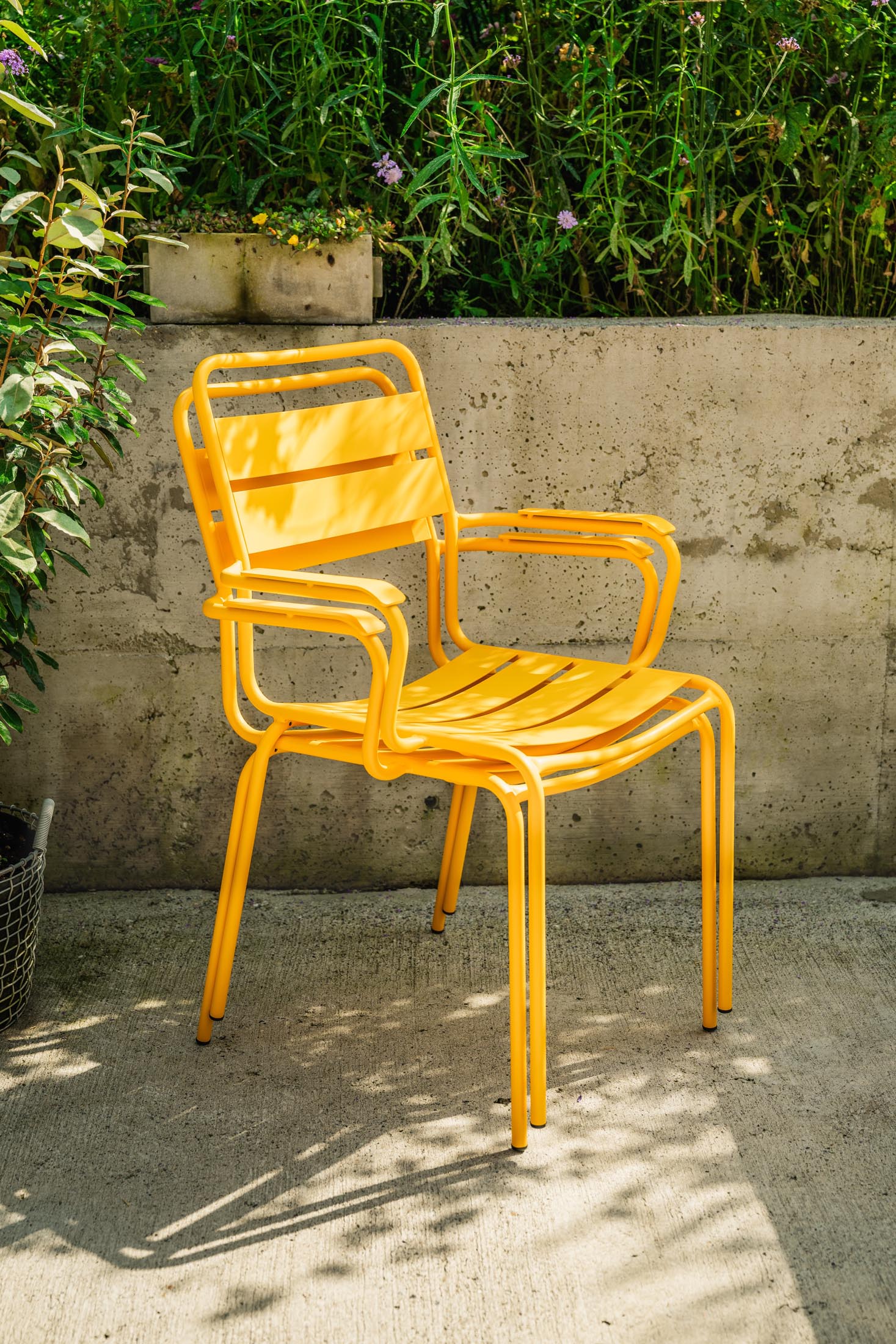 Robuster Glarus Ganzmetall-Gartenstuhl mit Armlehne aus verzinktem Stahl, wetterfest, UV-beständig, Swiss Made, langlebig, pflegeleicht und stilvoll für Garten, Terrasse und Gastronomie.