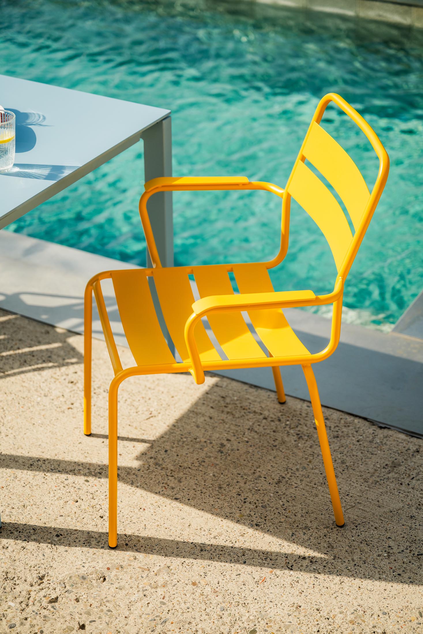 Glarus Ganzmetall-Gartenstuhl mit Armlehne aus verzinktem Stahl, wetterfest, UV-beständig, langlebig, Swiss Made, pflegeleicht und stilvoll für Garten, Terrasse und Gastronomie.