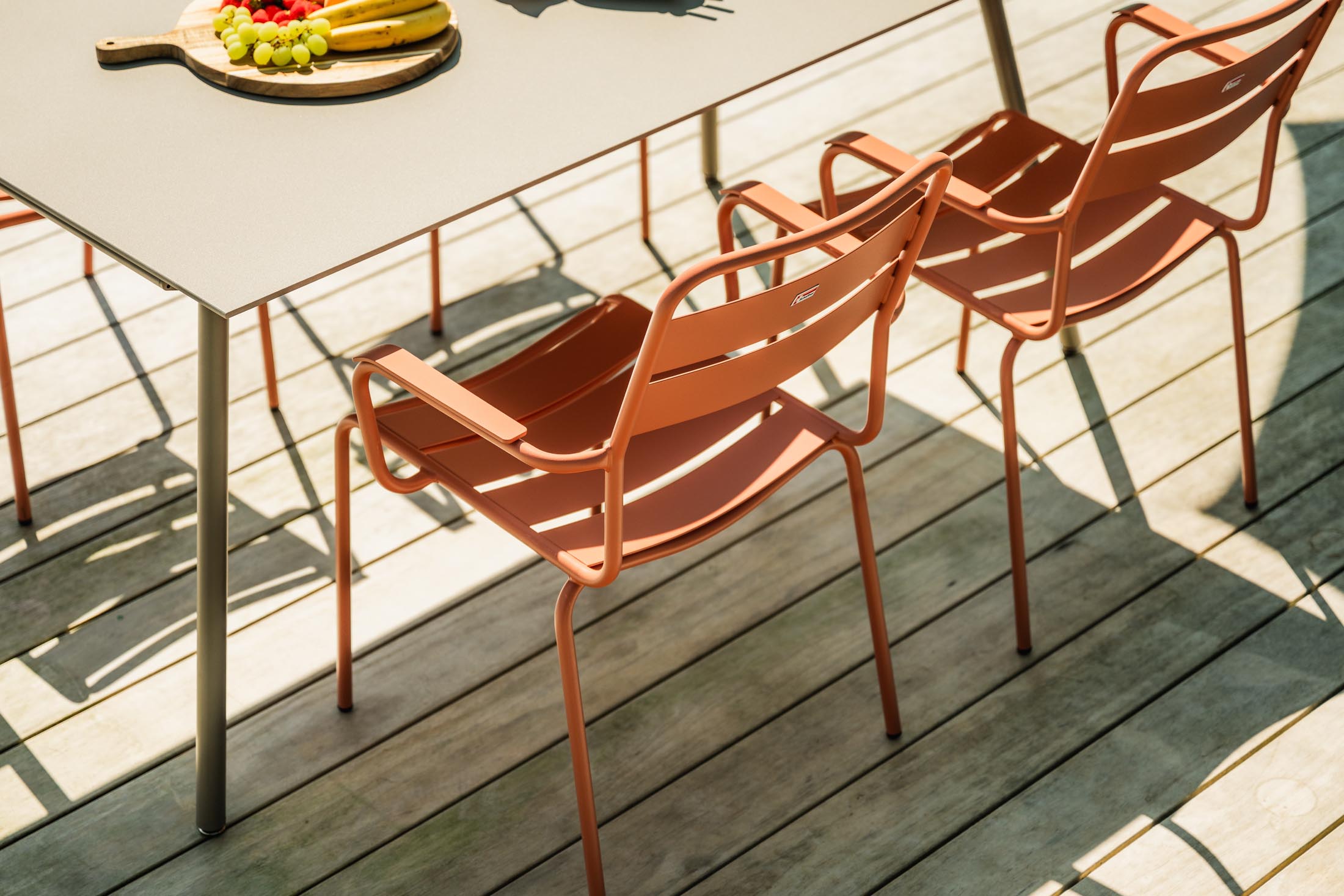 Robuster Glarus Ganzmetall-Gartenstuhl mit Armlehne aus verzinktem Stahl, wetterfest, UV-beständig, langlebig, Swiss Made, stilvoll, pflegeleicht für Garten, Terrasse und Gastronomie.