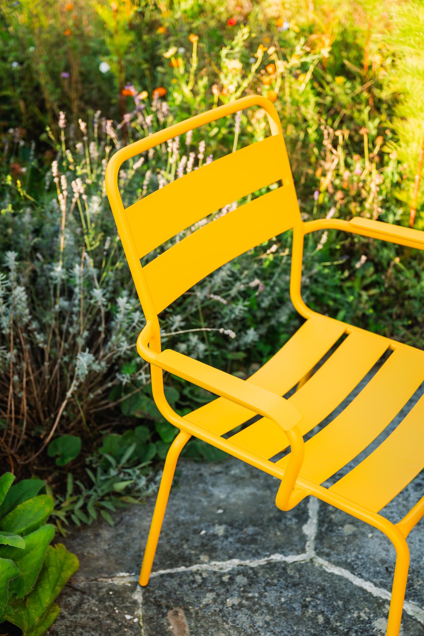 Glarus Ganzmetall-Gartenstuhl mit Armlehne in Gelb präsentiert im Onlineshop von KAQTU Design AG. Gartenstuhl mit Armlehnen ist von Schaffner