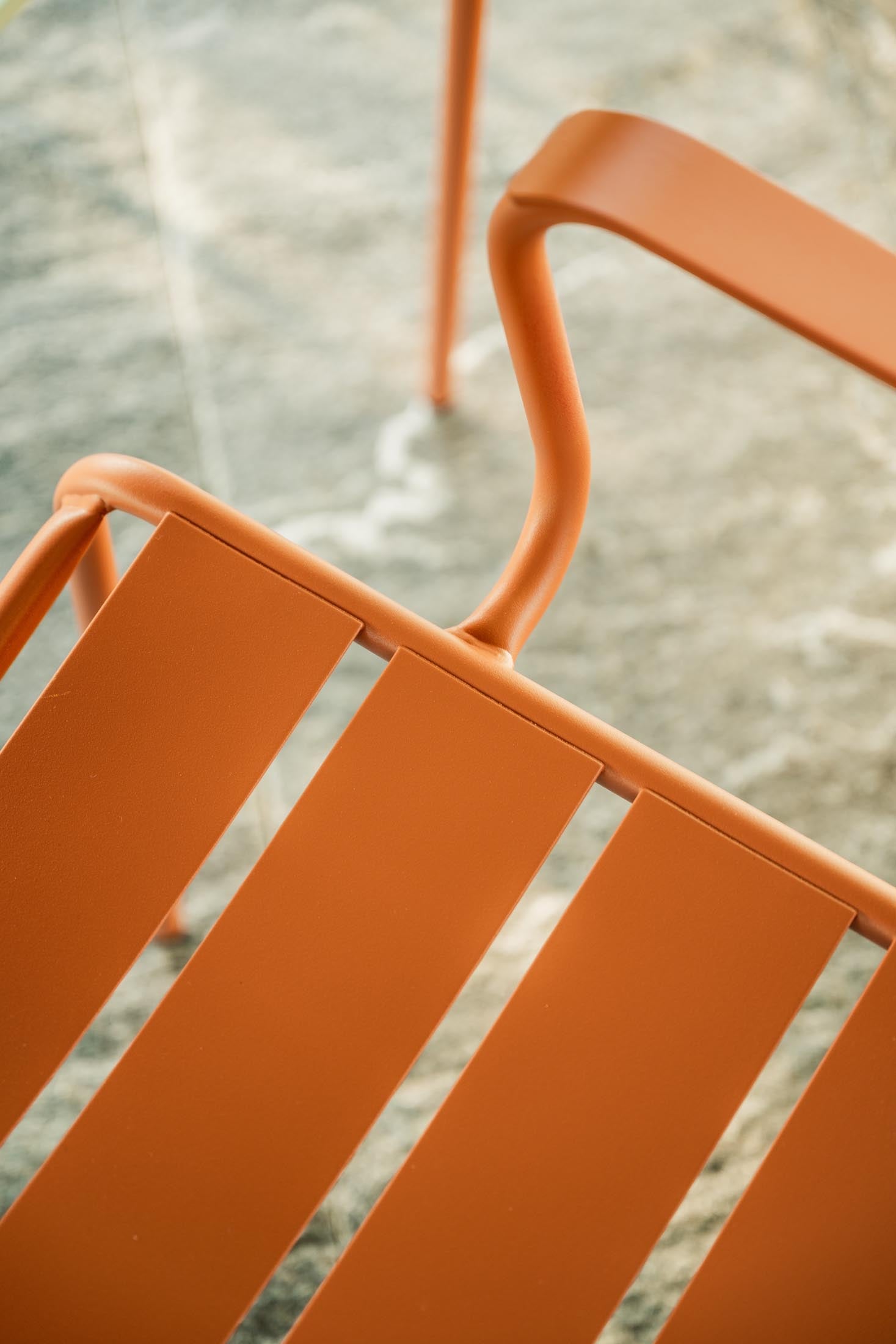 Robuster Glarus Ganzmetall-Gartenstuhl mit Armlehne aus verzinktem Stahl, wetterfest, UV-beständig, langlebig, Swiss Made, elegantes Design, pflegeleicht für Garten, Terrasse und Gastronomie.