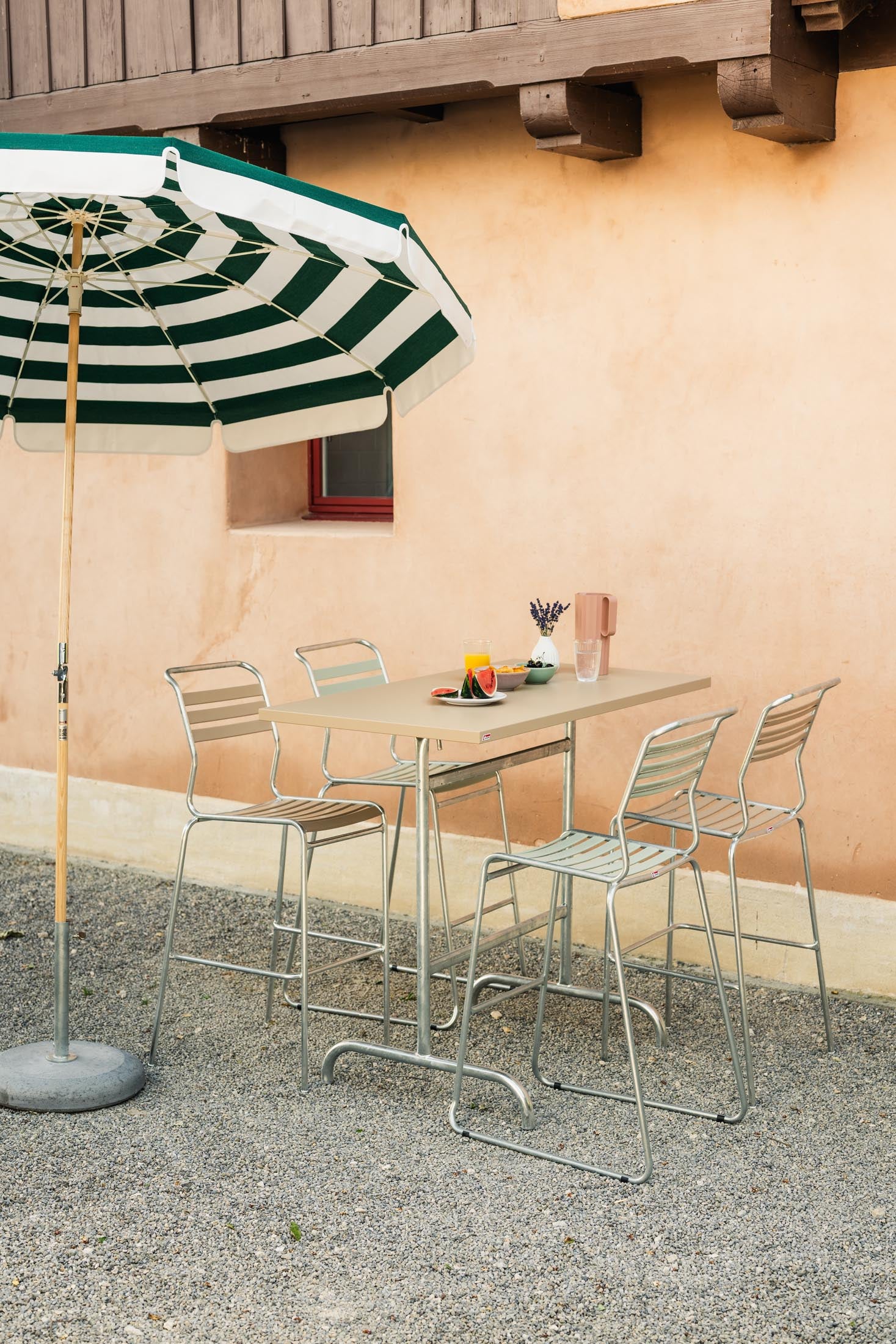 Säntis Lättli-Barstuhl Outdoor ohne Armlehne in Pastellbraun präsentiert im Onlineshop von KAQTU Design AG. Outdoor-Barstuhl ist von Schaffner