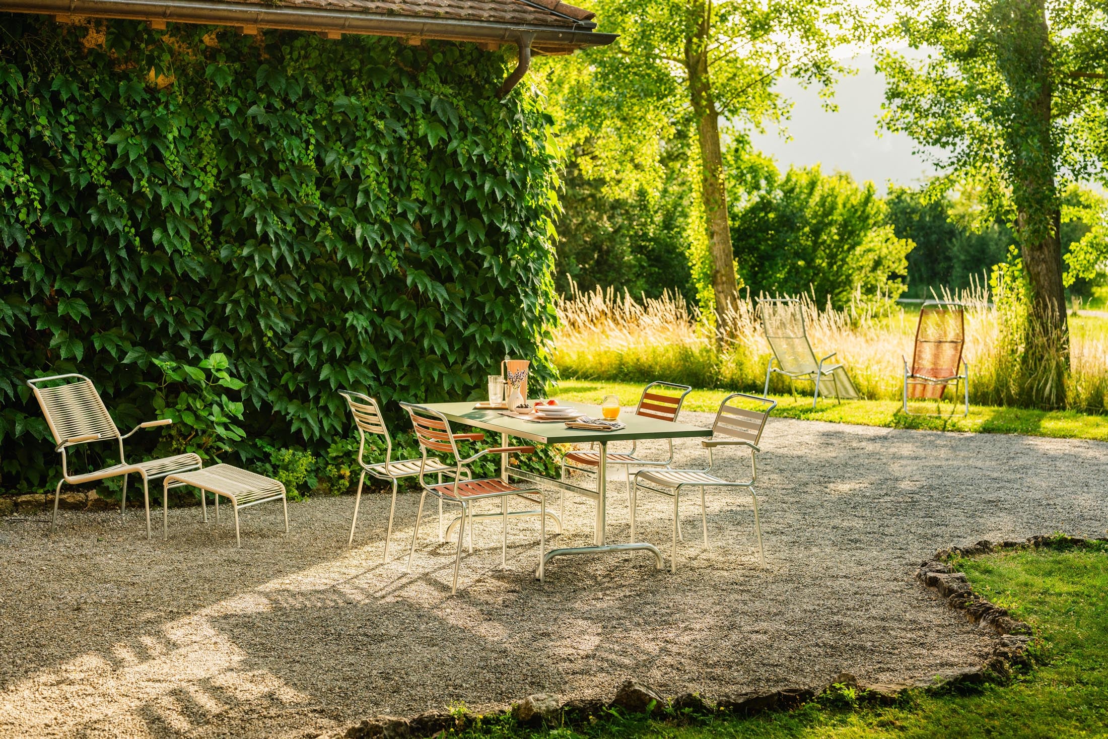 Säntis Lättli-Gartenstuhl mit Armlehne in Pastellterracotta präsentiert im Onlineshop von KAQTU Design AG. Gartenstuhl mit Armlehnen ist von Schaffner