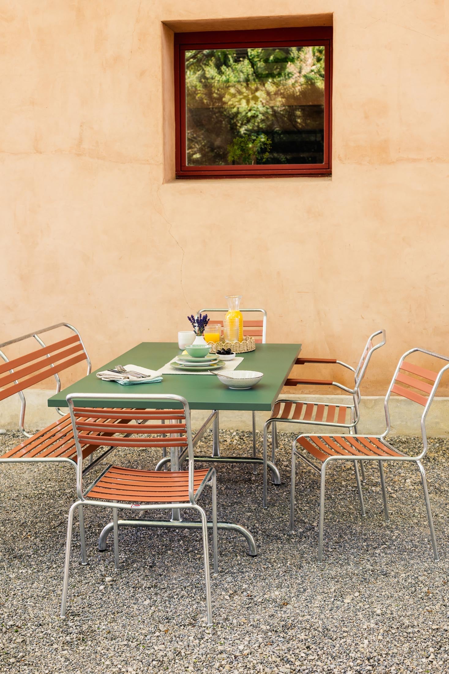Säntis Lättli-Gartenstuhl mit Armlehne in Pastellterracotta präsentiert im Onlineshop von KAQTU Design AG. Gartenstuhl mit Armlehnen ist von Schaffner
