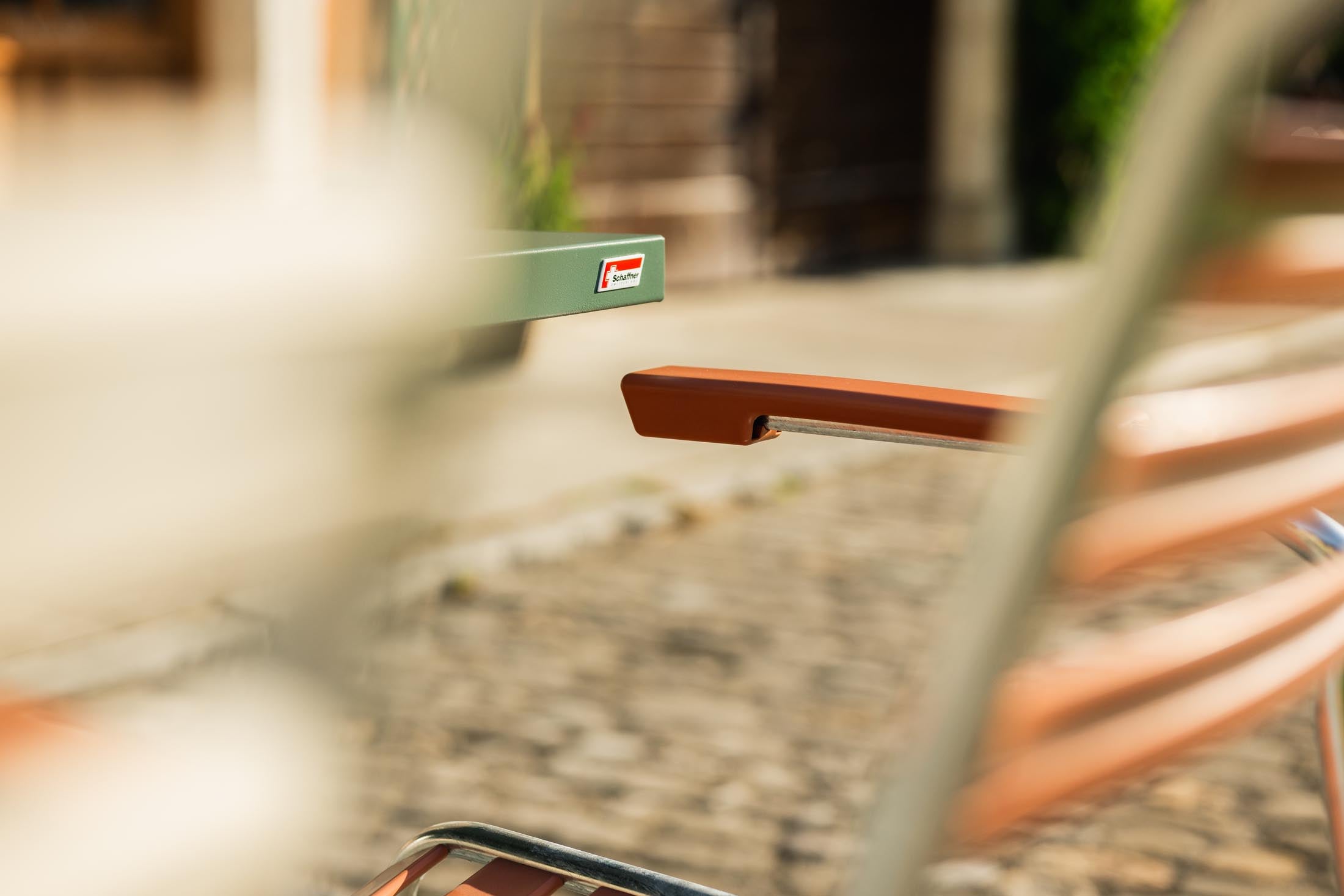 Säntis Lättli-Gartenstuhl mit Armlehne in Pastellterracotta präsentiert im Onlineshop von KAQTU Design AG. Gartenstuhl mit Armlehnen ist von Schaffner