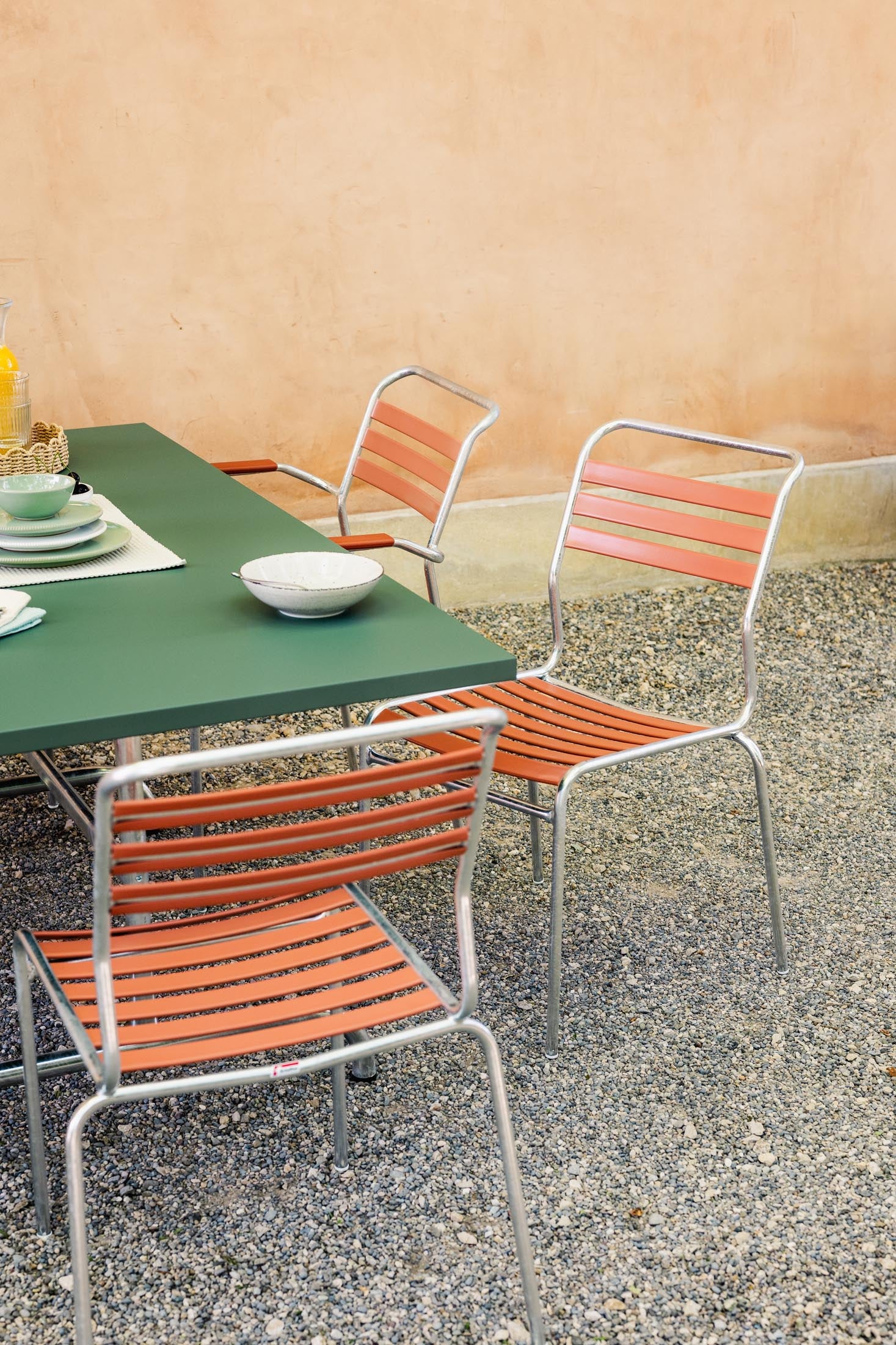 Säntis Lättli-Gartenstuhl mit Armlehne in Pastellterracotta präsentiert im Onlineshop von KAQTU Design AG. Gartenstuhl mit Armlehnen ist von Schaffner