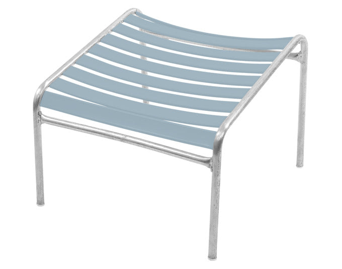 Entspannen Sie stilvoll im Freien mit dem Hocker Lounger Säntis von Schaffner – die perfekte Kombination aus Komfort und modernem Design.