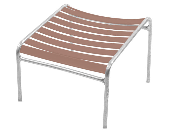 Entspannen Sie stilvoll im Freien mit dem Hocker Lounger Säntis von Schaffner – die perfekte Kombination aus Komfort und modernem Design.