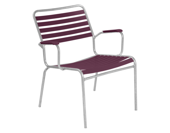 Rigi Lättli-Salonsessel mit Armlehne in Bordeaux präsentiert im Onlineshop von KAQTU Design AG. Gartenstuhl mit Armlehnen ist von Schaffner