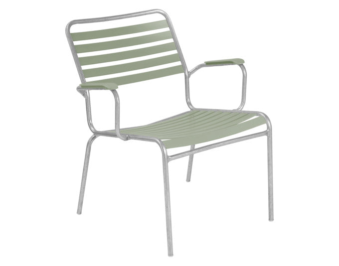 Erleben Sie den Sessel Rigi Salon mit Armlehne von Schaffner: Robuste Bauweise, elegantes Design und ideal für entspannte Stunden im Freien.