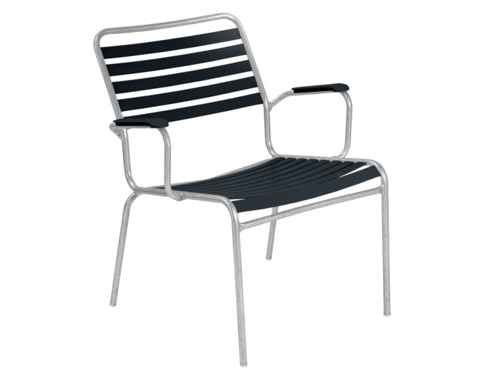 Rigi Lättli-Salonsessel mit Armlehne in Anthrazit präsentiert im Onlineshop von KAQTU Design AG. Gartenstuhl mit Armlehnen ist von Schaffner
