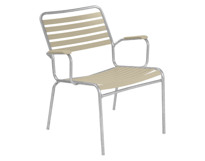 Rigi Lättli-Salonsessel mit Armlehne in Pastellbraun präsentiert im Onlineshop von KAQTU Design AG. Gartenstuhl mit Armlehnen ist von Schaffner