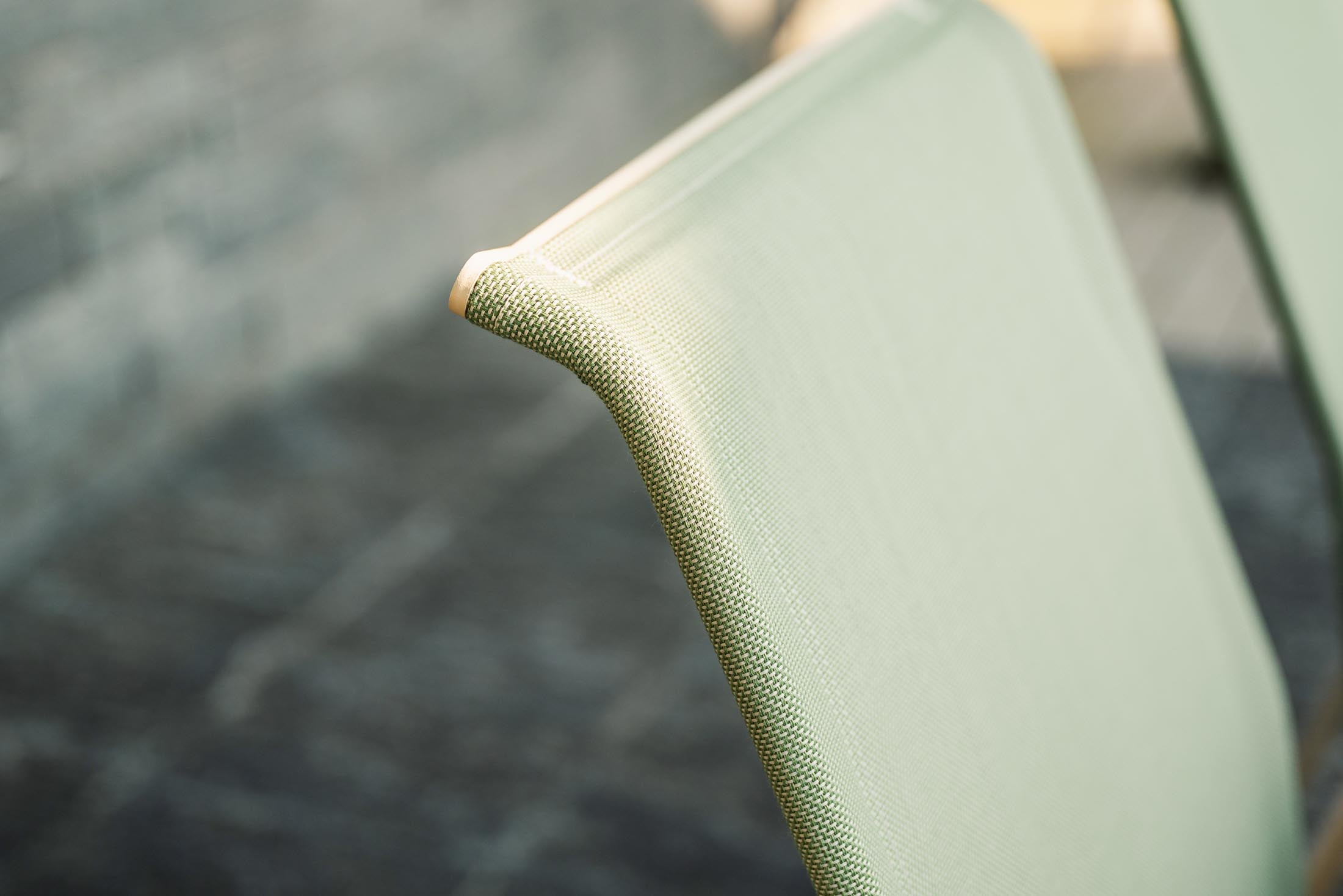 Schaffner Locarno Textil-Gartenstuhl mit Armlehne: Moderner, wetterfester Outdoor-Stuhl aus langlebigem Batyline®, komfortabel, platzsparend stapelbar und in vielen Farben erhältlich.